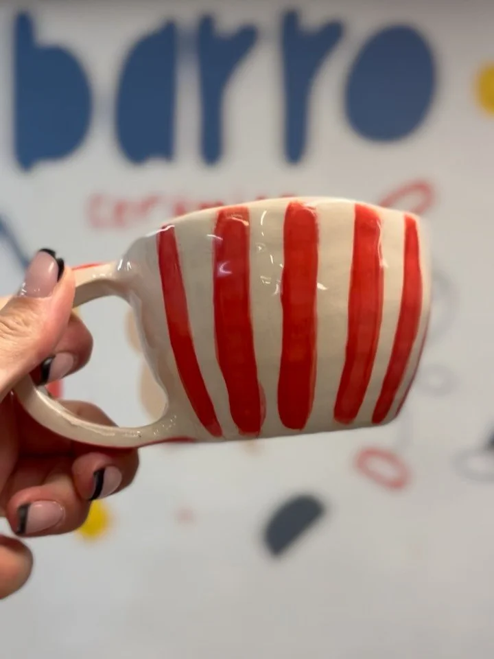 ❤️ curso de torno ❤️

Resultados despu&eacute;s 4 classes de torno! Dos clases aprendiendo trabajar la arcilla sobre el torno, una clase de retornar, asas y m&aacute;s. La &uacute;ltima clase jugando con esmaltes y a pintar! 

Casi todos han entrando