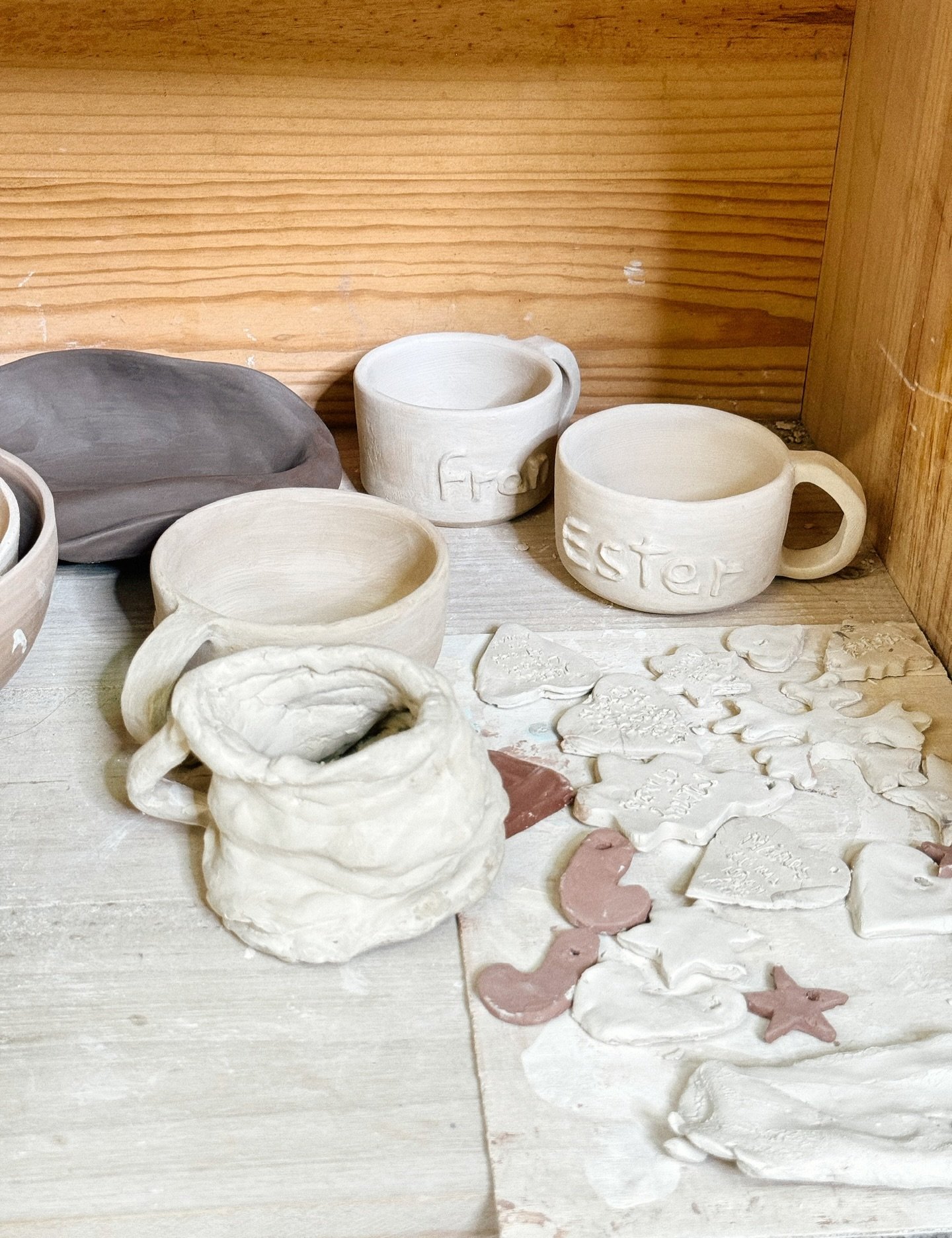 As&iacute; se ven las piezas antes de pintarlas.
Primero se secan, luego se endurecen en el horno y despu&eacute;s se decoran.
Es el paso 1 del proceso.