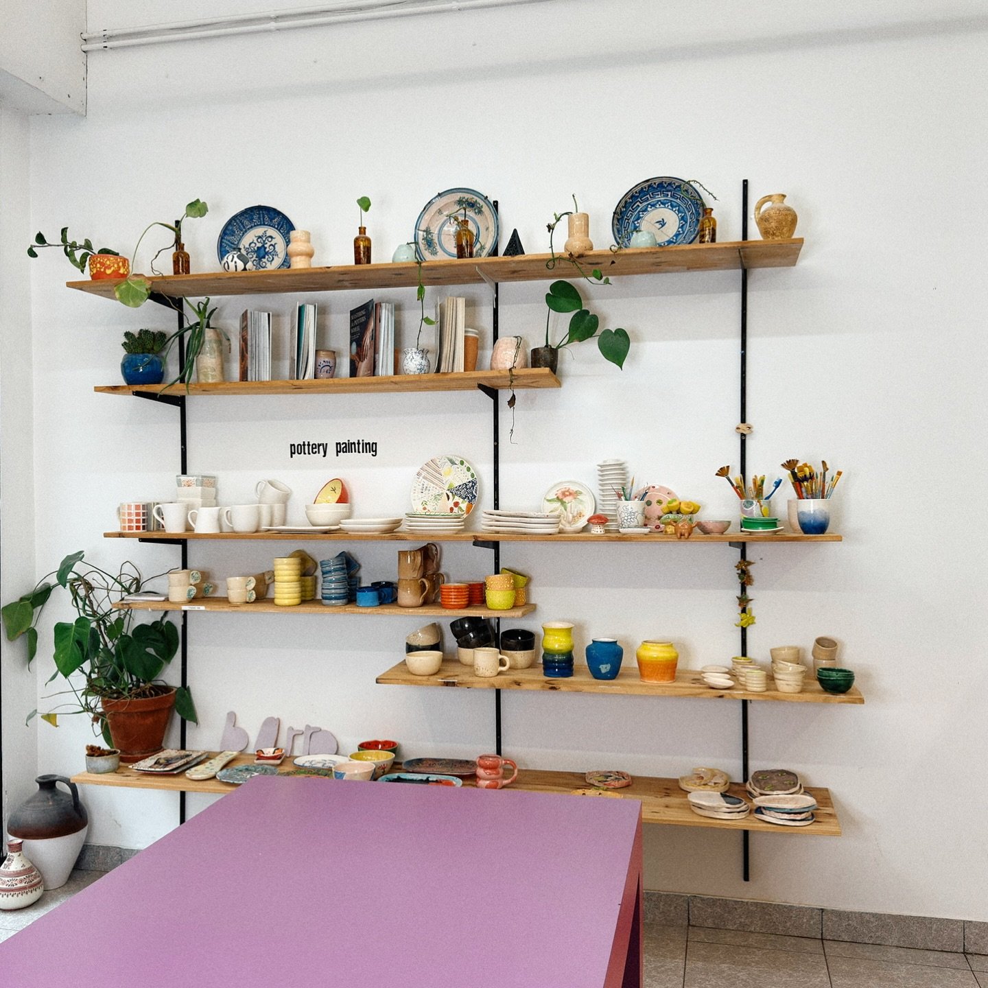 Nuestro estudio es esto: mesas para pintar, arcilla para probar, tornos para aprender y estanter&iacute;as llenas de piezas en proceso.
Aqu&iacute; cada persona hace algo distinto.
&iexcl;Aqu&iacute; se viene a crear!