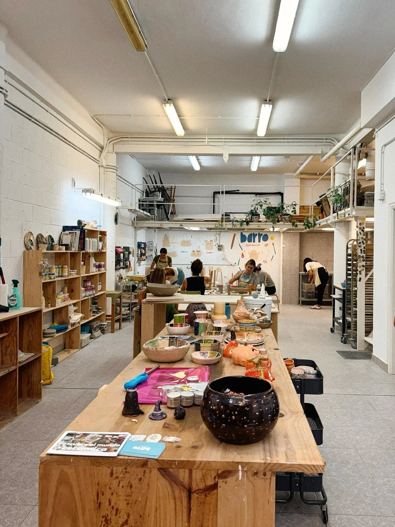&iexcl;Swipe para descubrir todos los talleres disponibles en el estudio!

Tenemos opciones para todas las edades y niveles, desde empezar pintando hasta crear tus propias piezas desde cero.

Para reservar, puedes hacerlo en barro-ceramica.com &lt;3