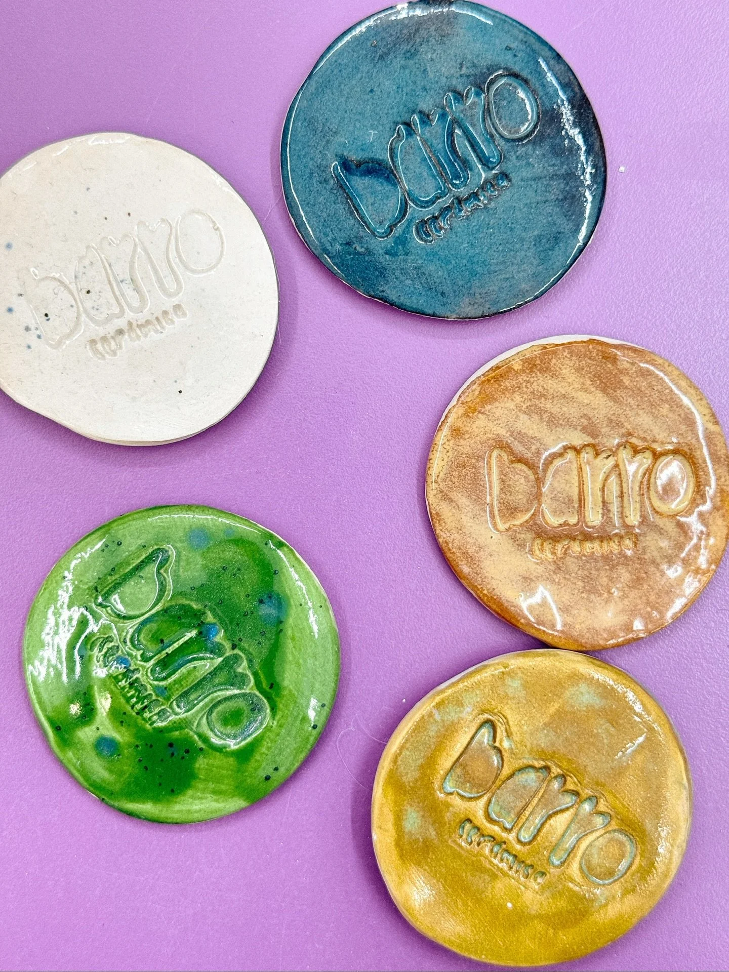 Gift card Barro Cer&aacute;mica.

Si quieres regalar algo distinto, ya tenemos tarjetas regalo.
Un vale para venir a crear: pintar, modelar o probar el torno por primera vez.
Un regalo que no ocupa espacio, pero deja recuerdo.

Reserva en barro-ceram