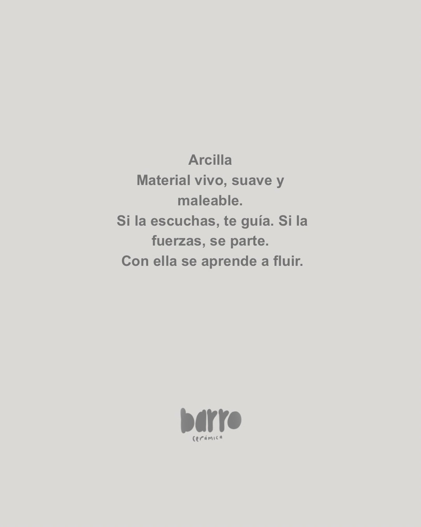 La arcilla, o el barro, como solemos decir en el estudio&mdash; es un material suave y maleable que te ense&ntilde;a a trabajar con calma. Si la escuchas, te gu&iacute;a; si la fuerzas, se parte.
