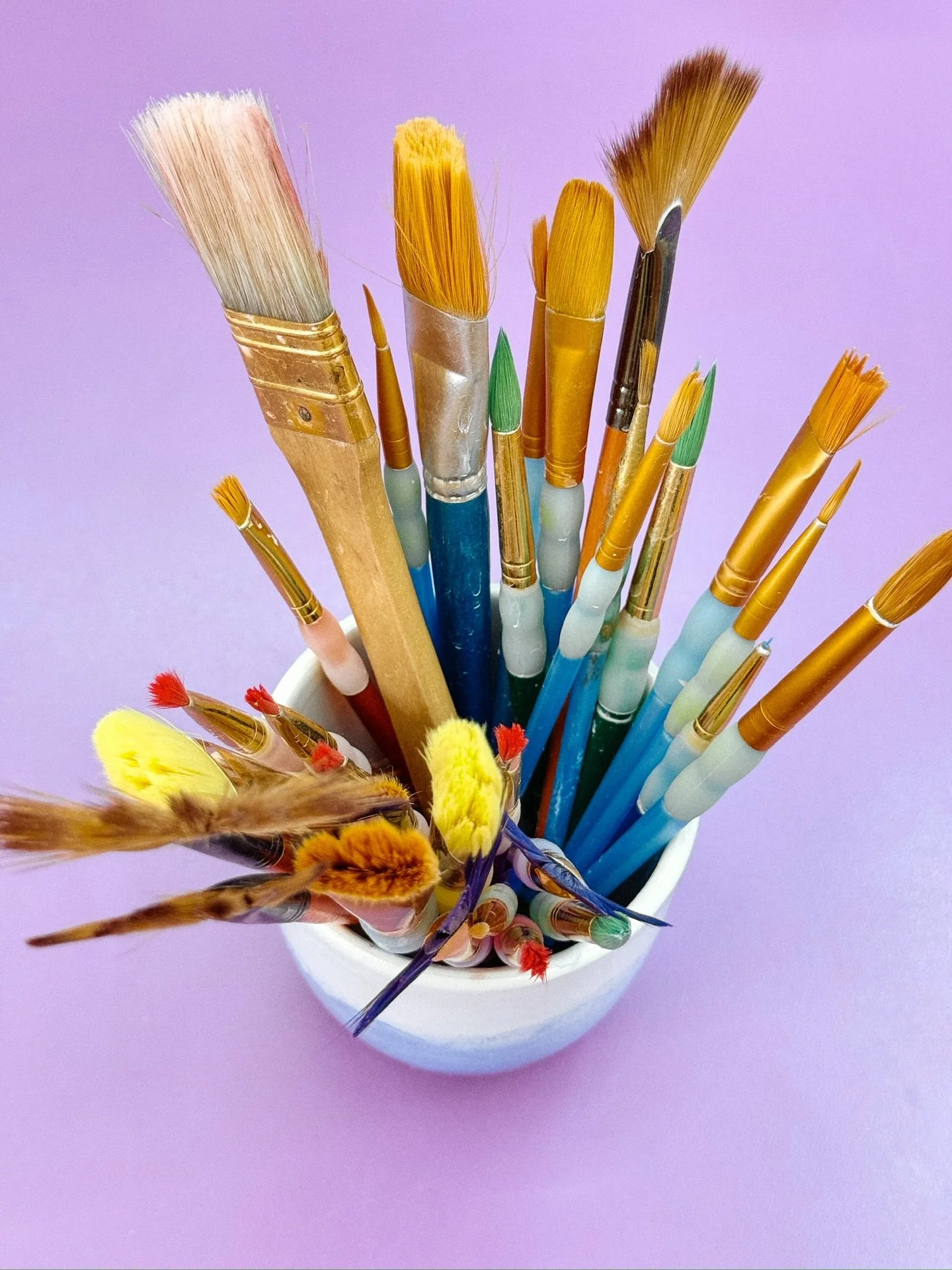 Pintura en cer&aacute;mica 🎨
Un taller para venir, elegir tu pieza y pintarla a tu manera.
Puedes venir con amigos, en pareja, en familia o t&uacute; solo/a para desconectar un rato.
No hace falta saber nada: solo elegir color, probar y disfrutar.

