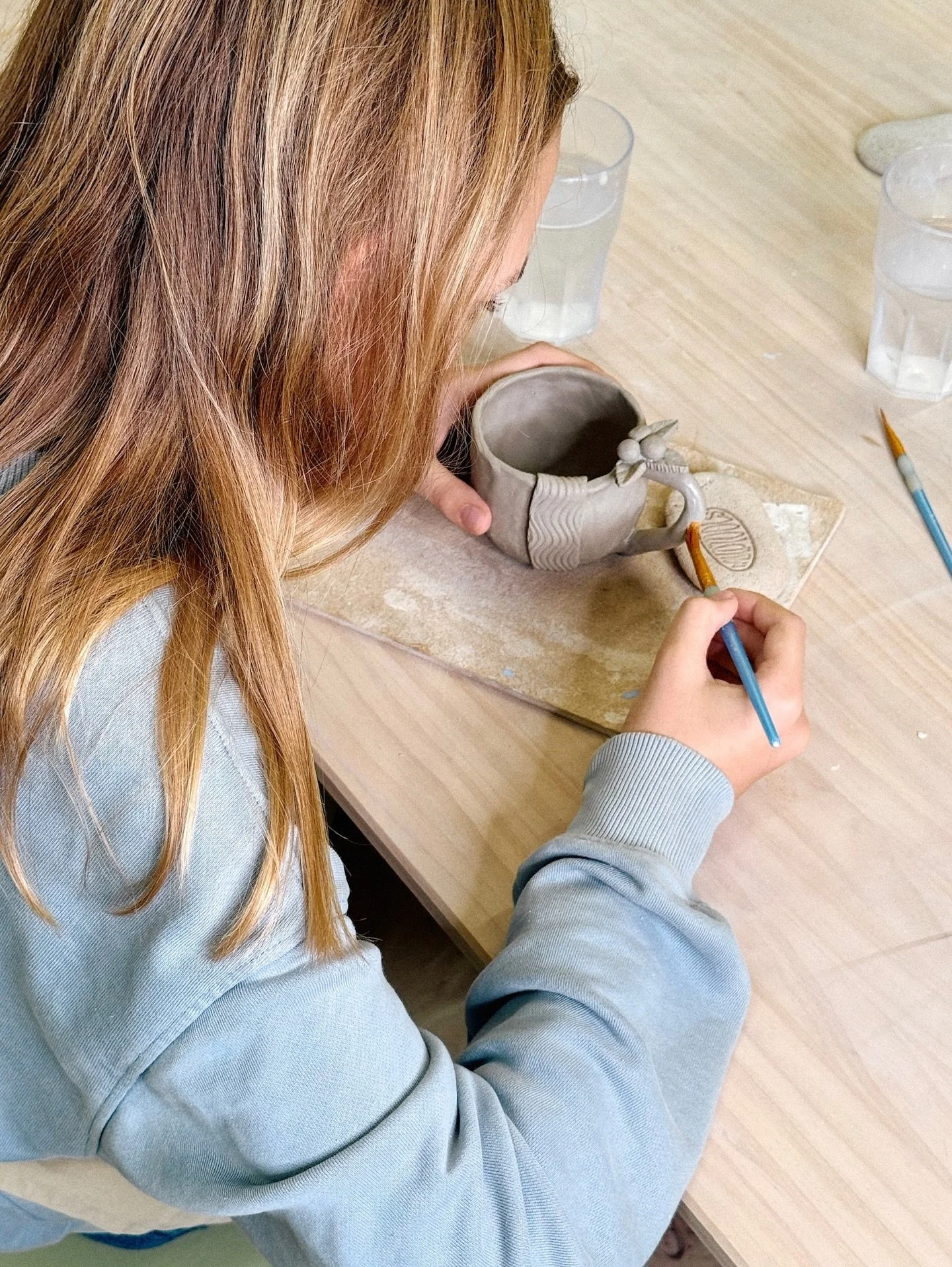 As&iacute; es el momento en el que empiezas a darle personalidad a tu pieza.
Primero la modelas, y cuando sigue blanda, puedes a&ntilde;adir detalles, texturas o engobe para darle color antes del horno.