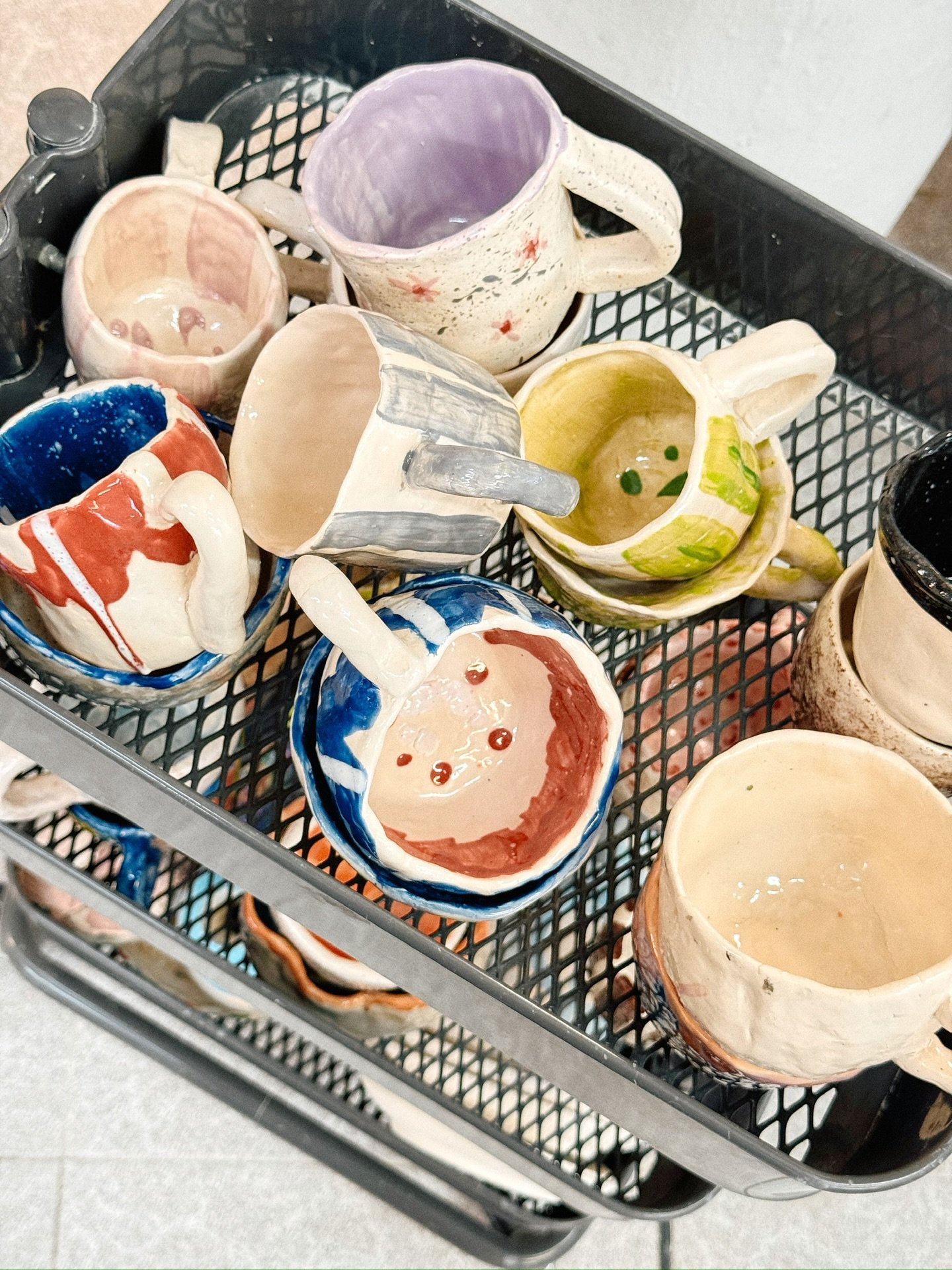 Nos encanta este momento: cuando abrimos el horno y aparecen todas estas tazas llenas de color.
Cada una hecha y decorada por personas que han pasado por el estudio.