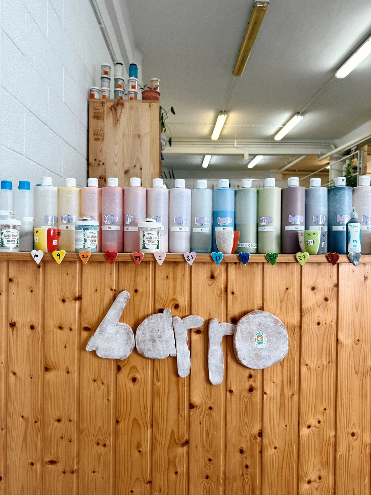 El color en cer&aacute;mica es un proceso.
Empieza eligiendo entre todos estos colores y se define despu&eacute;s del esmalte y el horno.