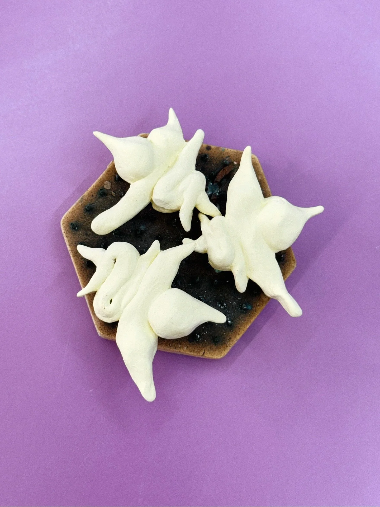 Una Gilda, versión cerámica.
Así cambia una pieza antes y después del esmalte.