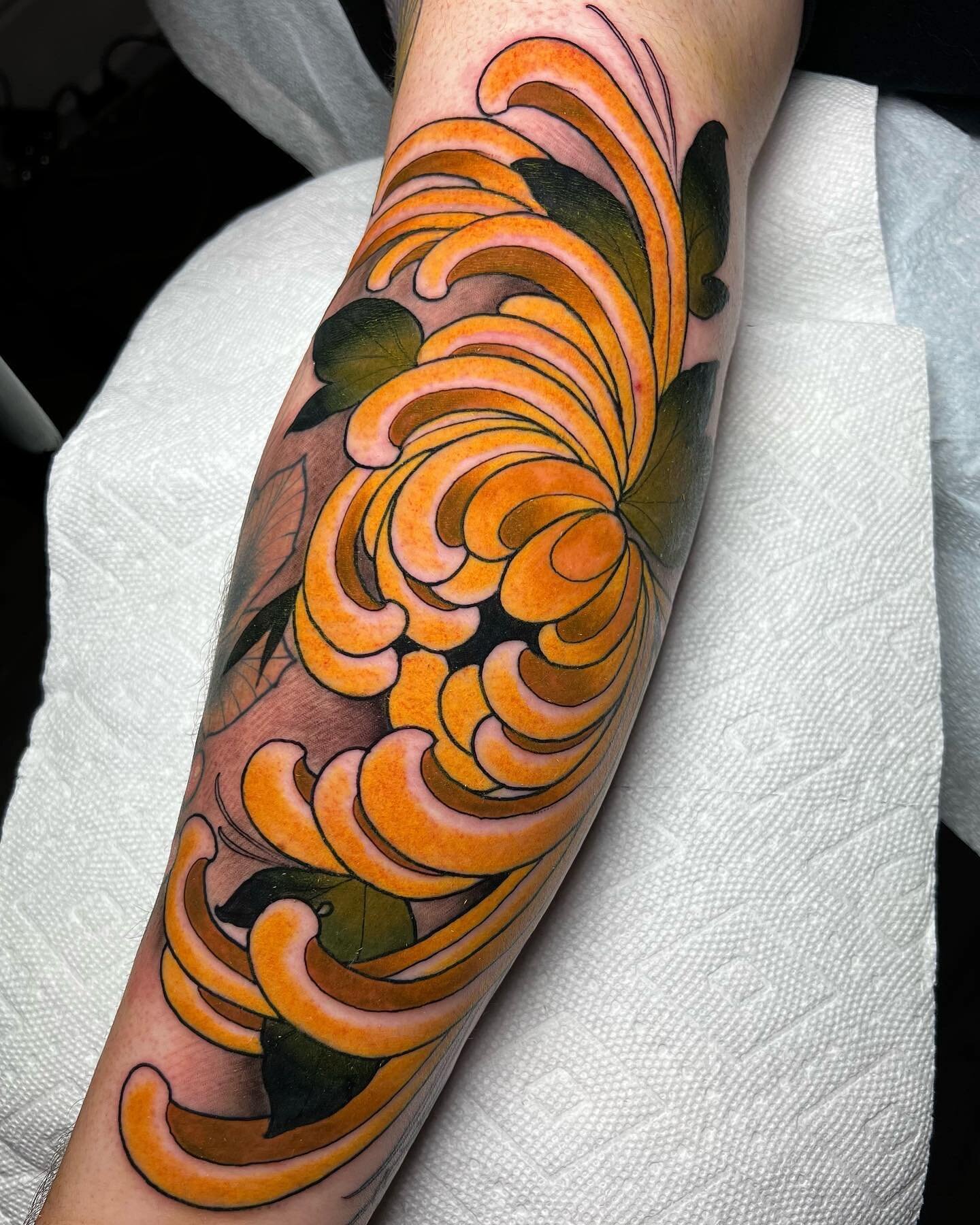 Golden mums time of year! Go get your mom some mums!!.

.
.
.
.
.
#neotrad #neotradi #neotradeu #ntgallery #mumtattoo #neotradtattoo #neotradworkers #neotradwork #tattooworkers #neotradsub #neotraditionaltattooers #neotradstyle #neotradworldwide #neo