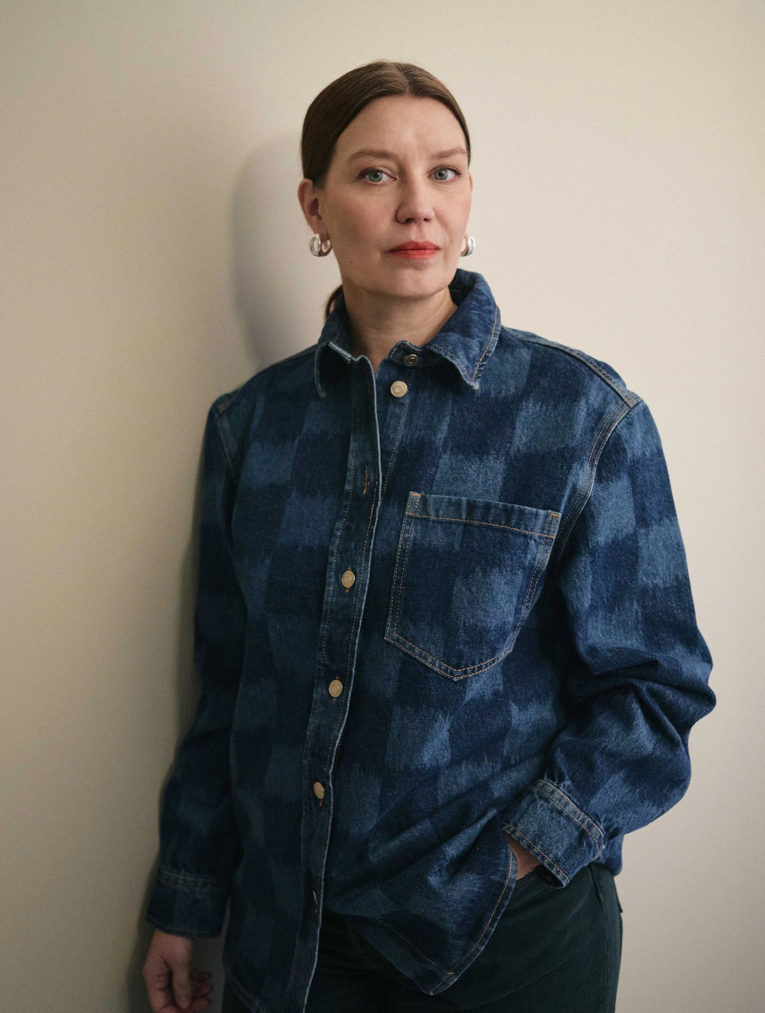 nainen poseeraamassa