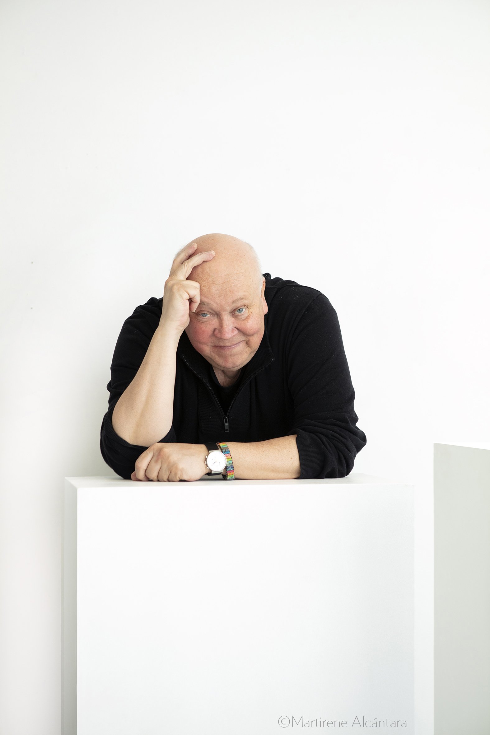 Mies poseeraa kameran edessä.