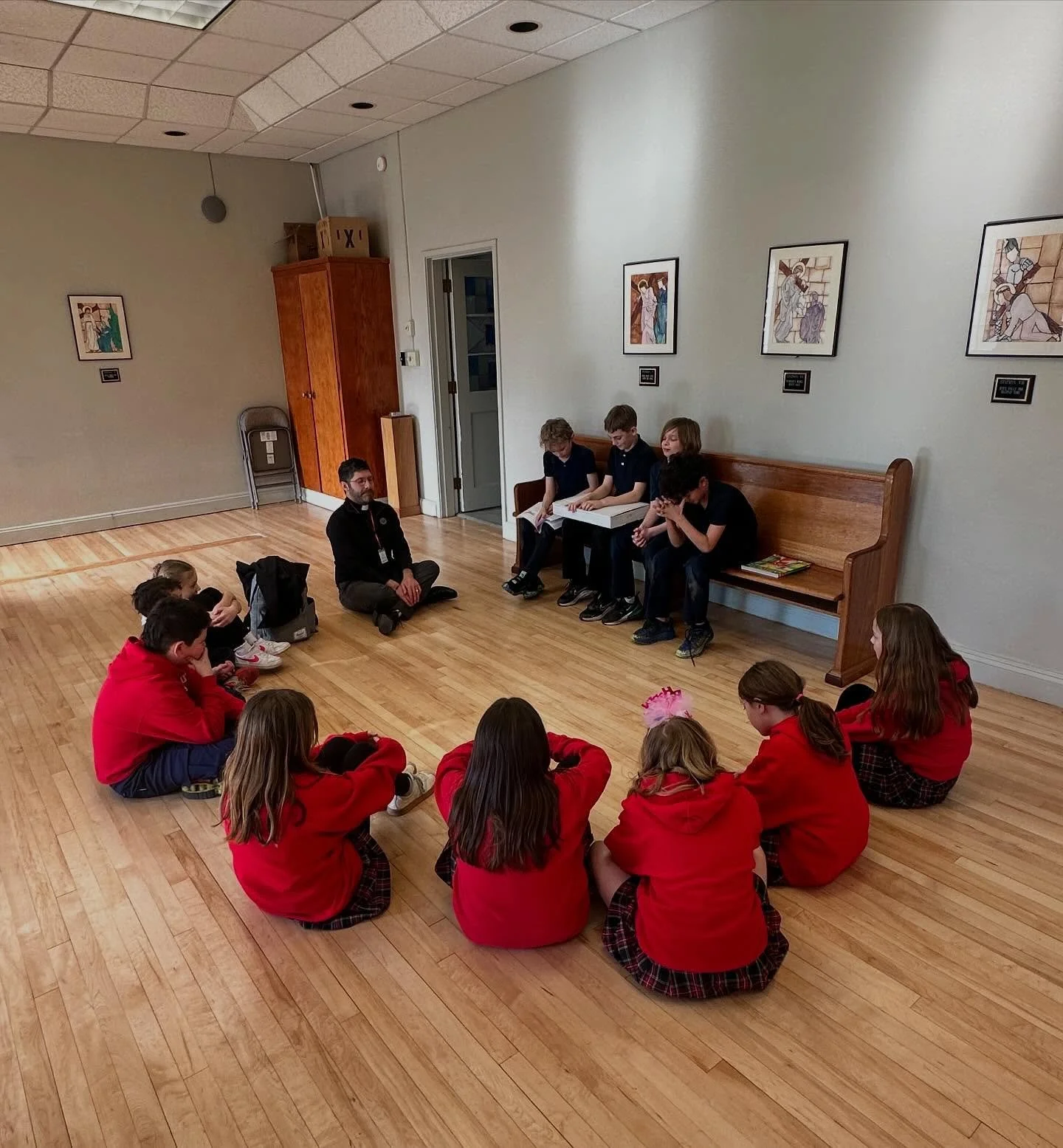 So special to have a familiar face back in town 🤍
Fr. Dan stopped by Jesus Club and joined our students for prayer, reflection, and a few meaningful moments together. Grateful for his visit and the joy it brought to our hearts and our campus ✨🙏