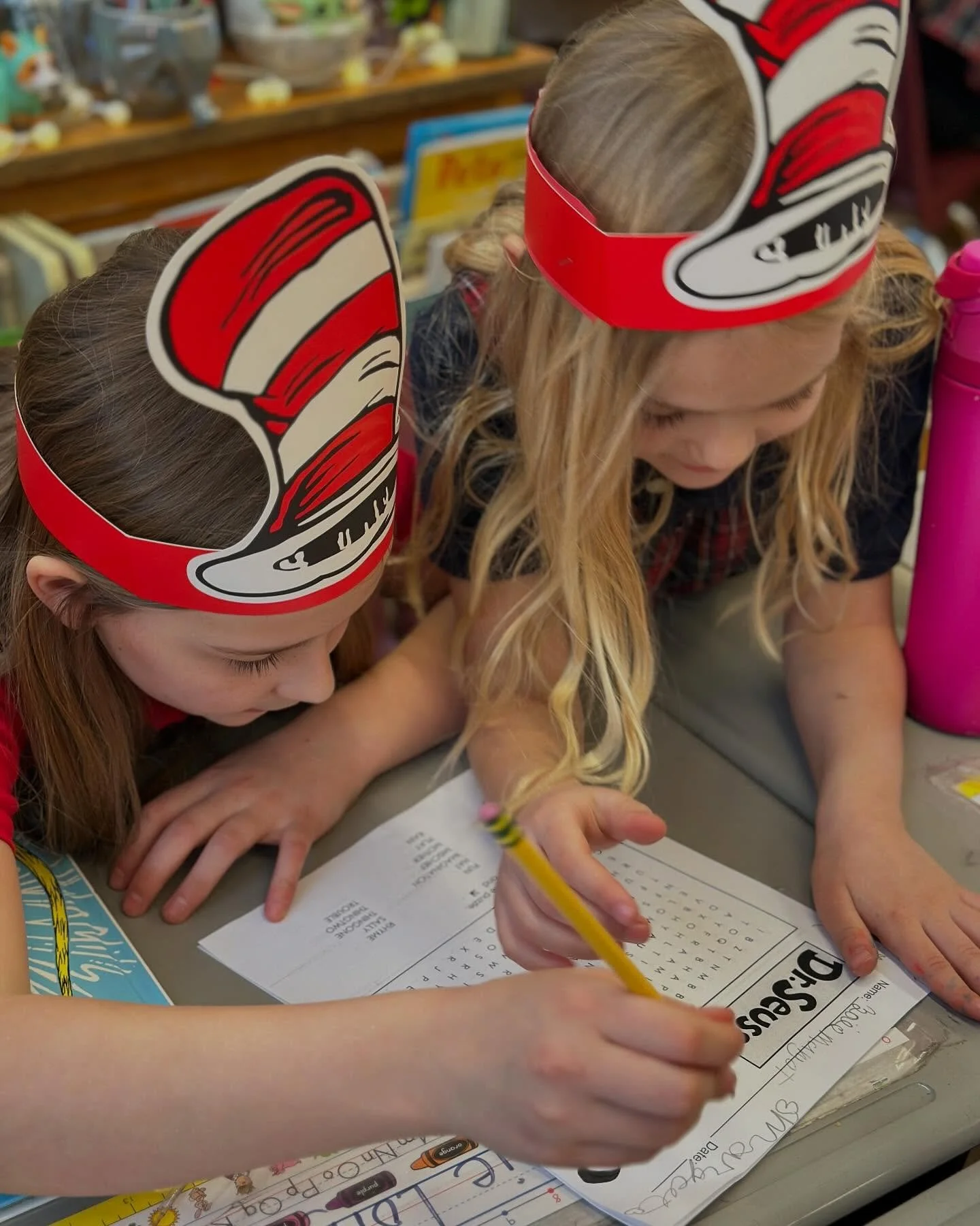 More buddy time to celebrate the wonderful world of Dr. Seuss! 🎩📚

Our 3rd/4th grade Mac students teamed up with 1st grade for some Seuss-tastic fun&mdash;sharing stories, laughter, and a love of reading. From silly rhymes to bright imaginations, i