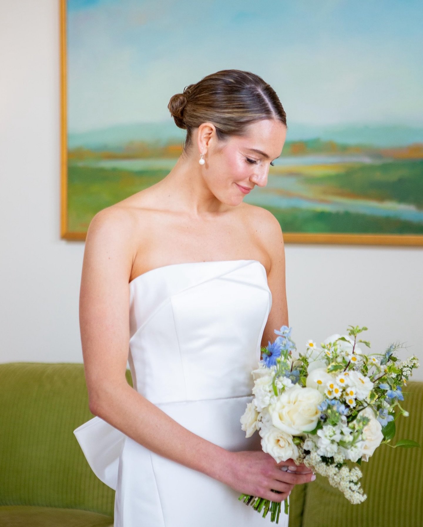 This post is dedicated to the color combination in the room in which the bride and her girls got ready last weekend @thepattersonclubct.  Anybody in the room with us knows I was freaking out about that green couch and how it paired so well with the w