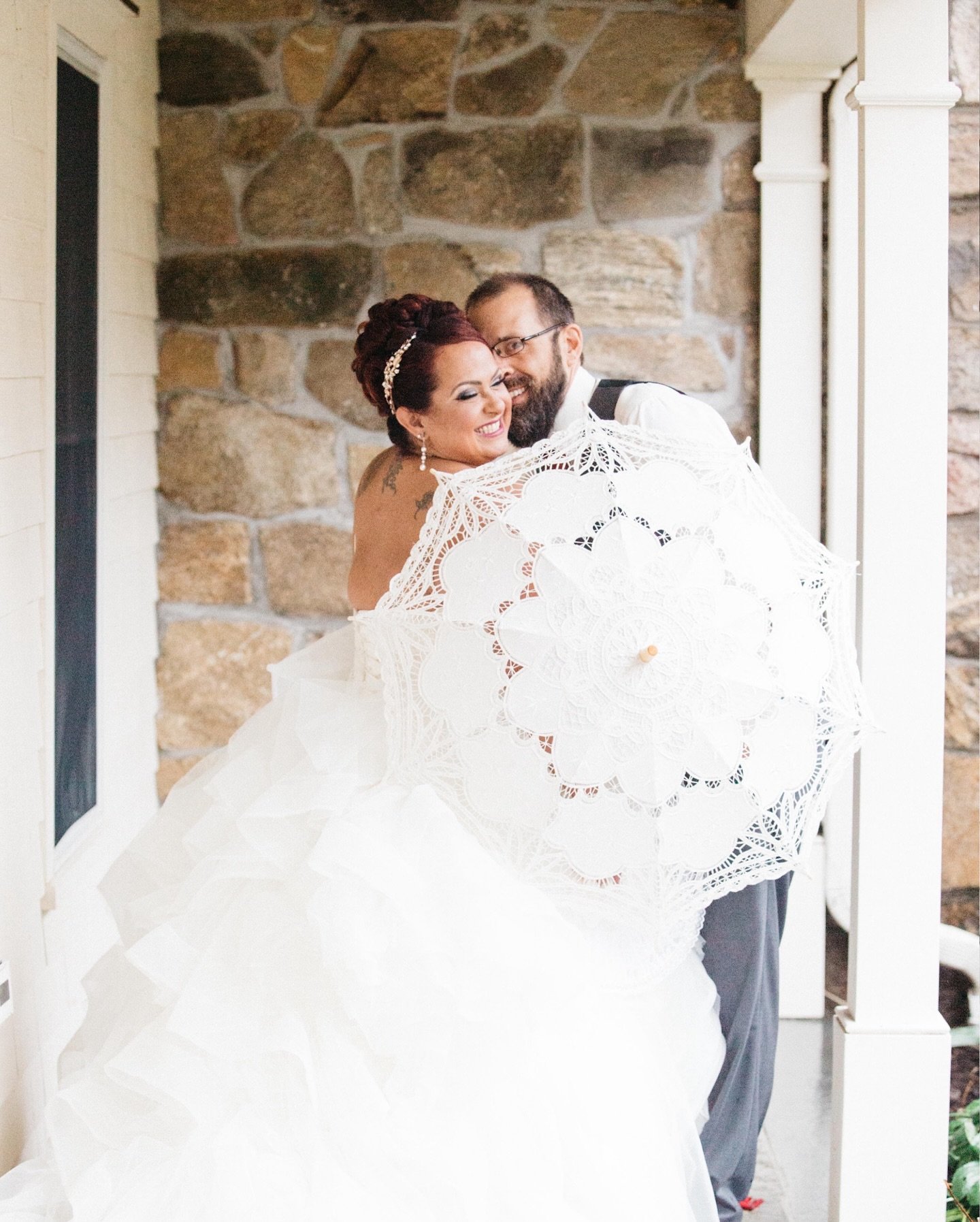 I know nobody wants it to rain on their wedding day, but this post is a friendly reminder that you can actually get great images in the rain!  If you bring along a super cute umbrella, even better ☔️✨. The bride in these photos recently wrote me a sw