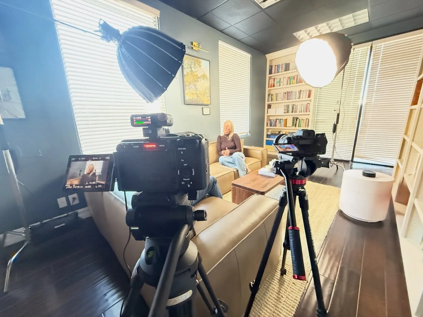 A client asked if we could film an interview in a very tight office space. I&rsquo;m really happy with how it came out. Good lighting, clean framing, and a professional look even in a small setup.

Shot with the @SonyCine FX3 &amp; A7V
🌐 www.TrueArc