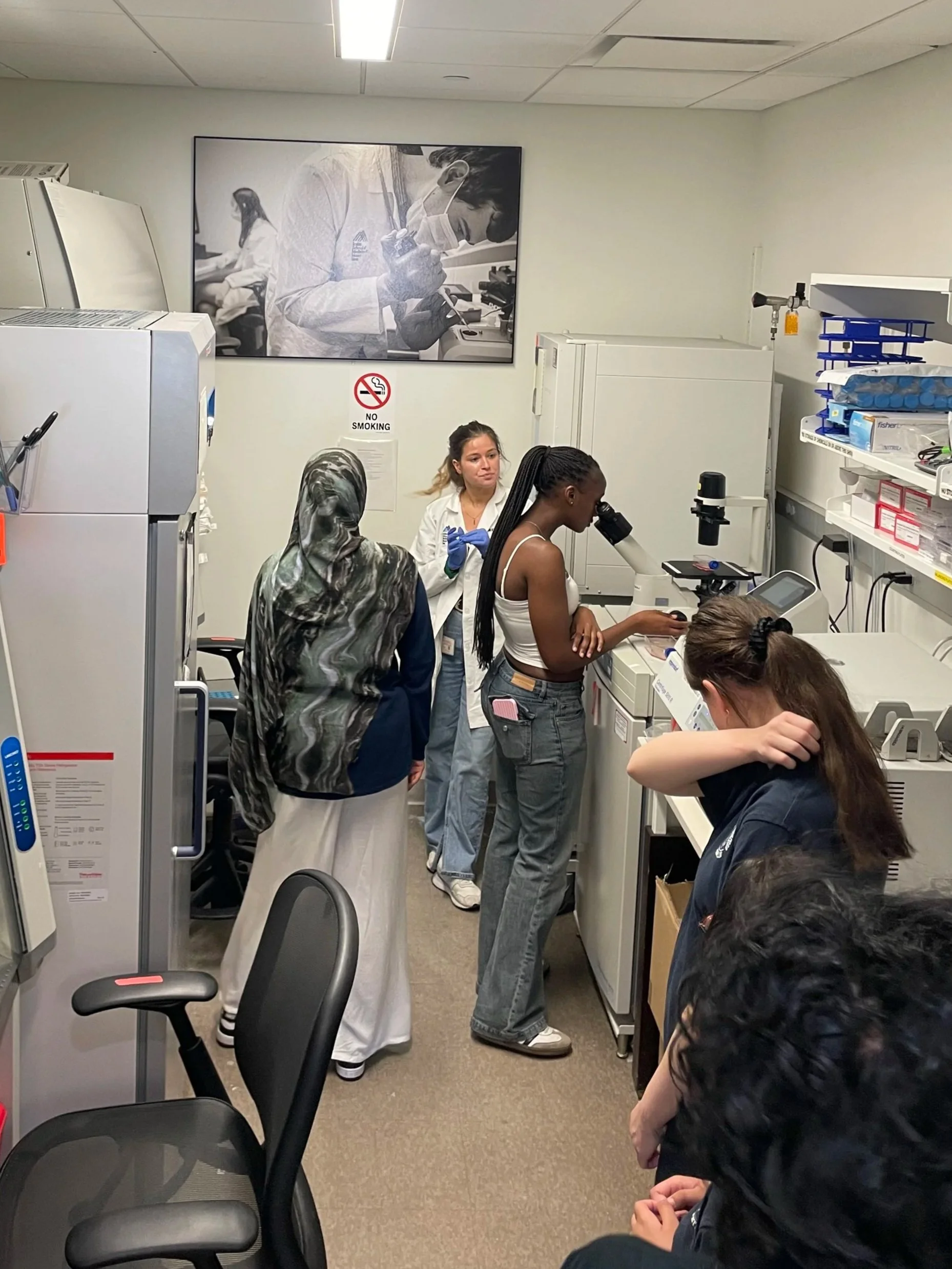 Highschool students visit the lab