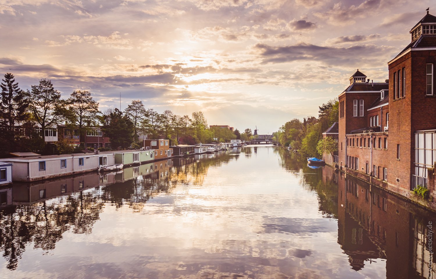 &bull; 𝗠𝗮𝗴𝗶𝗰 𝗺𝗼𝗺𝗲𝗻𝘁𝘀 &bull; 
The surprising glare of the warm sun shows its magic this Sunday evening. Clouds slide in front of its rays while the light sparkles on the slowly moving water of this random canal. This synthesis is art in it