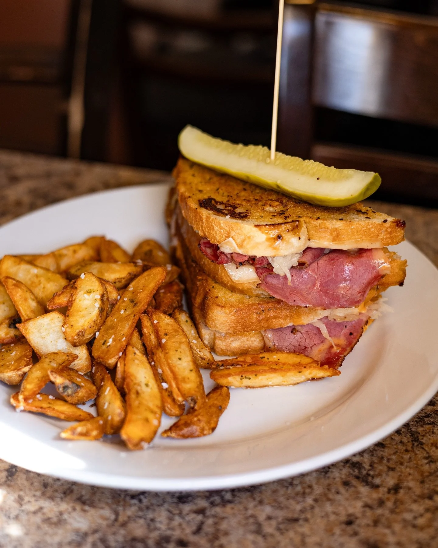 Smokin’… and we love it (you will too). π₯πβ¨β¨Meet the Reuben Sammy, stacked high with smoked meat, Swiss cheese, sauerkraut, and thousand island dressing, all served on Sourdough.β¨β¨It’s juicy, it’s bold, and it’s quick