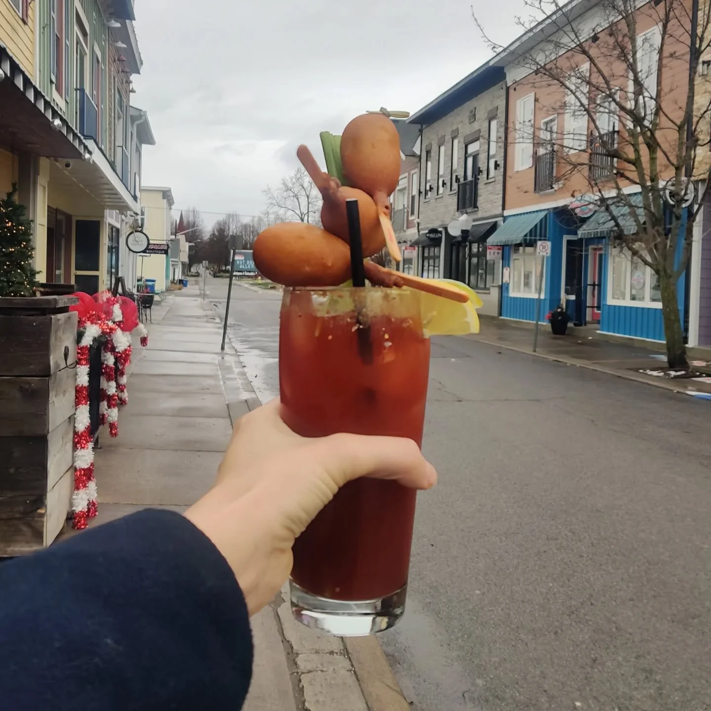 Happy Sunday Funday! Let us help you chase away this grey weather with all the Sunday faves: Caesars, Chicken Wings, Live Music and DA BILLS 🦬

Today's Sunday Caesar is The Comet 🎢 Named after the iconic coaster, this Caesar is topped with three mi