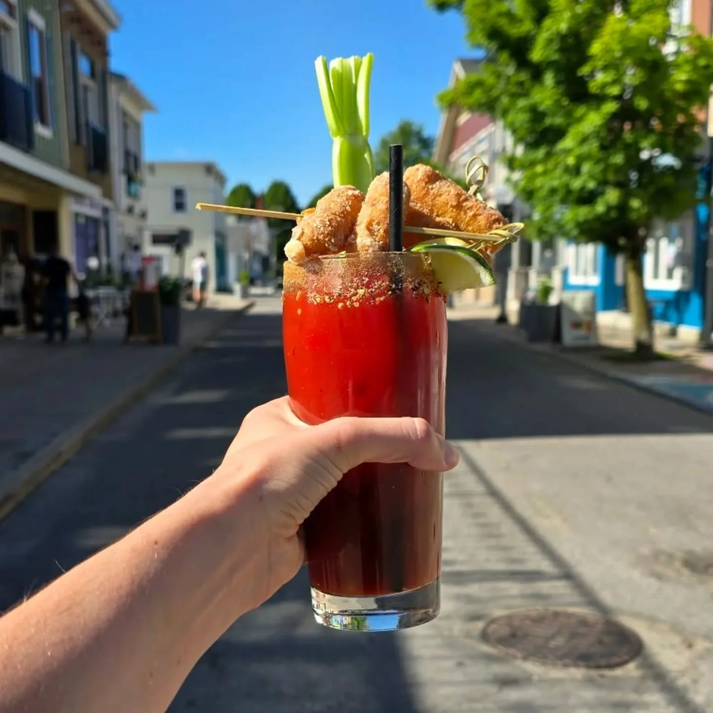 Sunday Funday in the Beach! The sun is shining, and we are open alllll day long 🌞

Today's Caesar is topped with four ooey gooey mozza sticks! A warm up for the new Caesar menu that's on its way in 🍹So keep your eyes peeled! 

As always it's Chicke