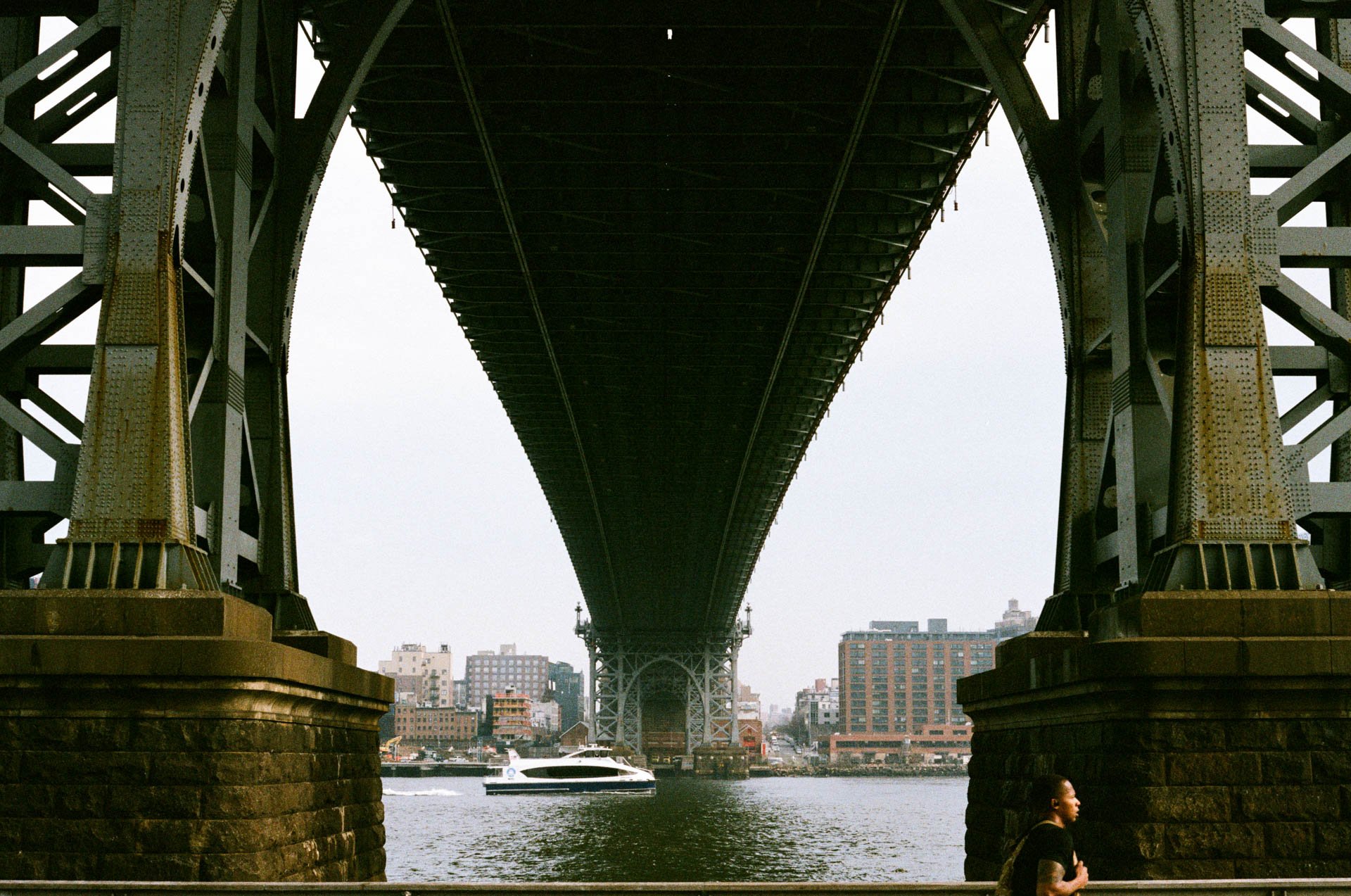 Walking-Over-the-Williamsburg-Bridge-6.jpg