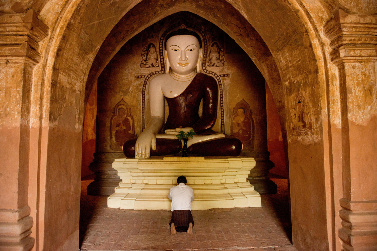  Gigantic buddhist statue dwarfs the visiting tourists at the Simyarshin stupa in Bagan. 
