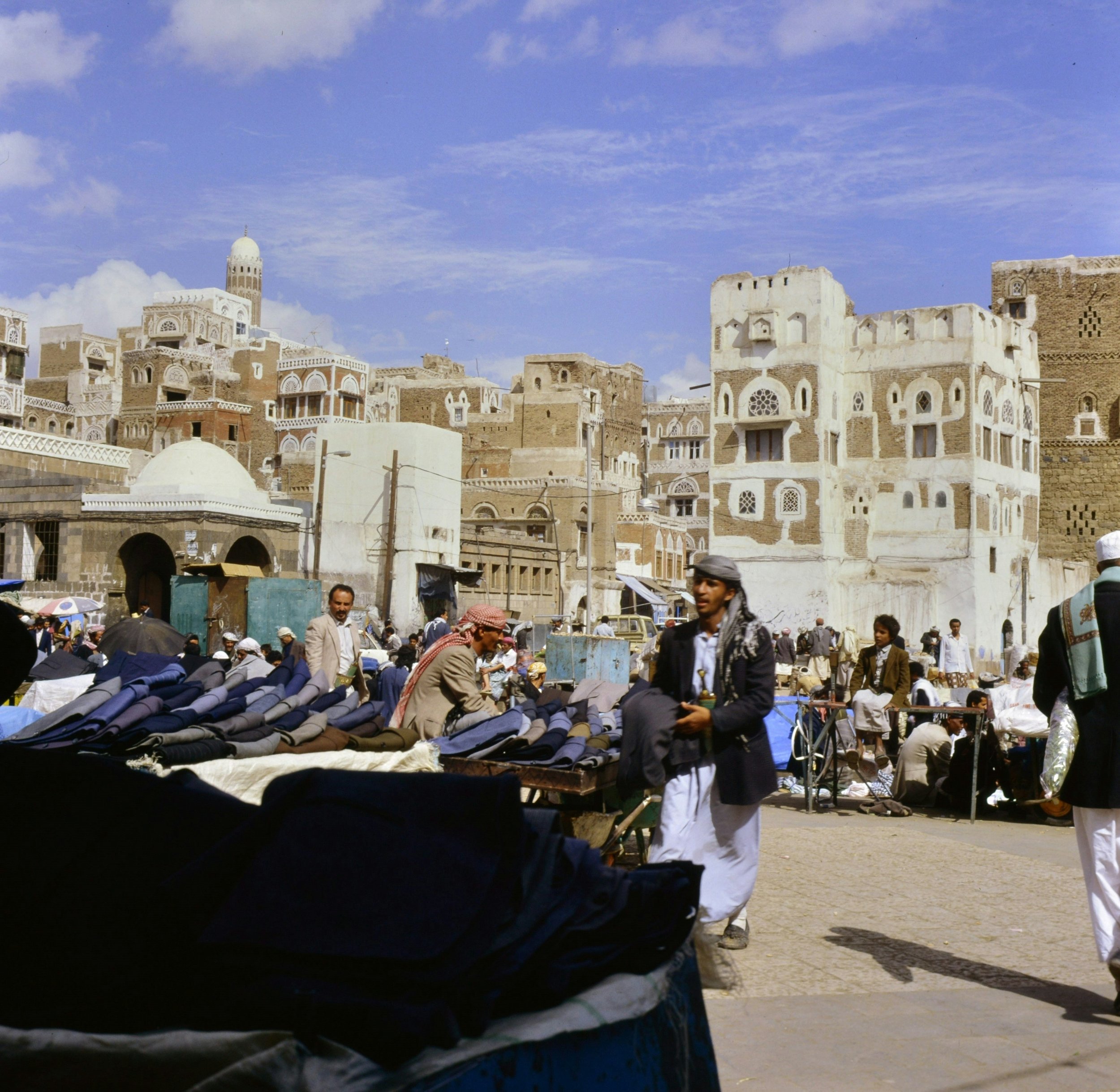 People in a Sanaa marketplace. Thomas Foertsch.