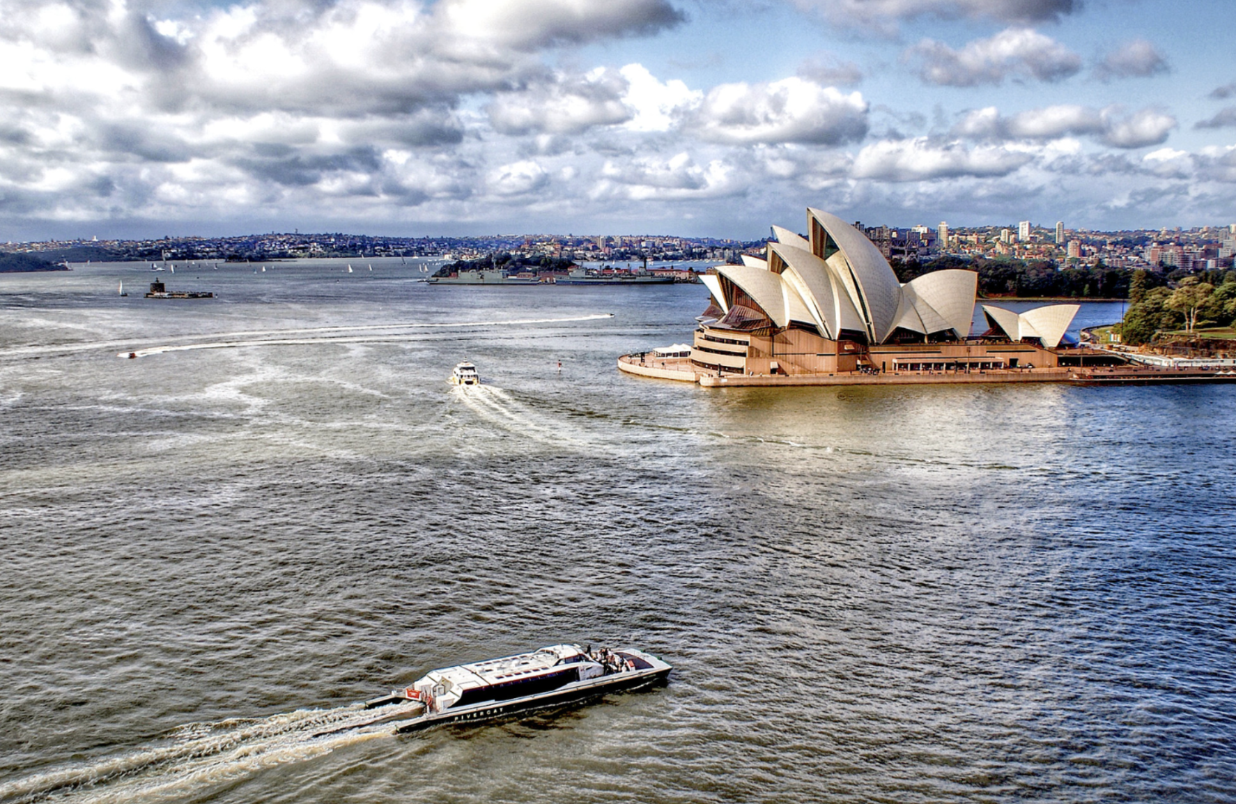 ferry-by-the-sydney-opera-house.png