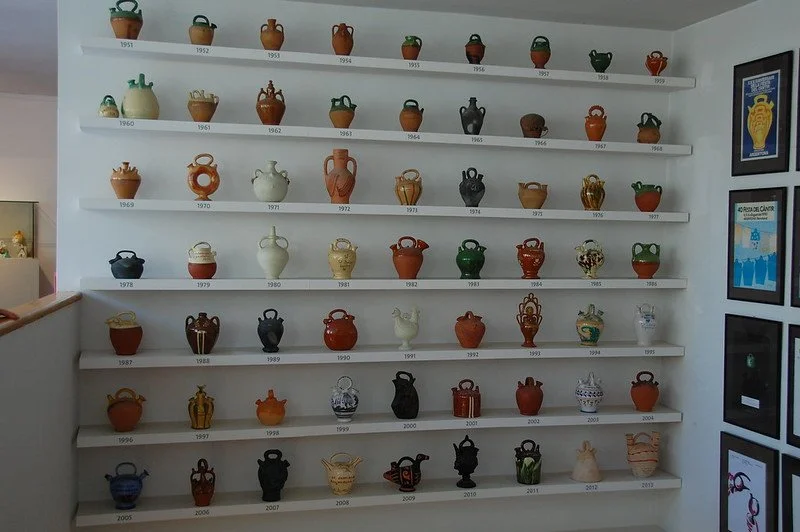 A display of water vessels in the Museu del Cantir. Anselm Pallas. CC BY-NC-ND 2.0.
