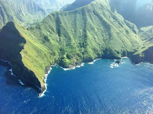 2 Lesser-Known Hawaiian Islands to Visit — But With Care