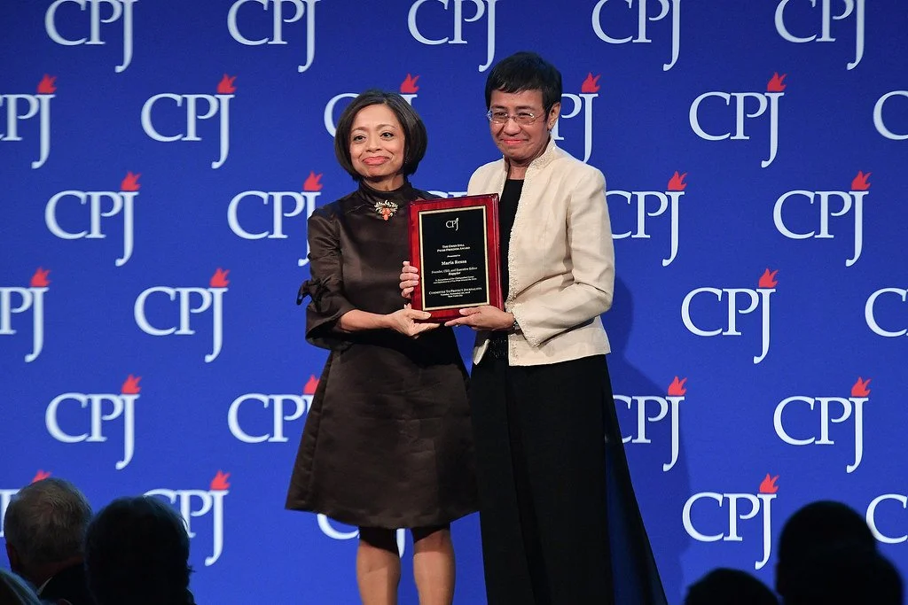 Woman receiving the international press freedom award