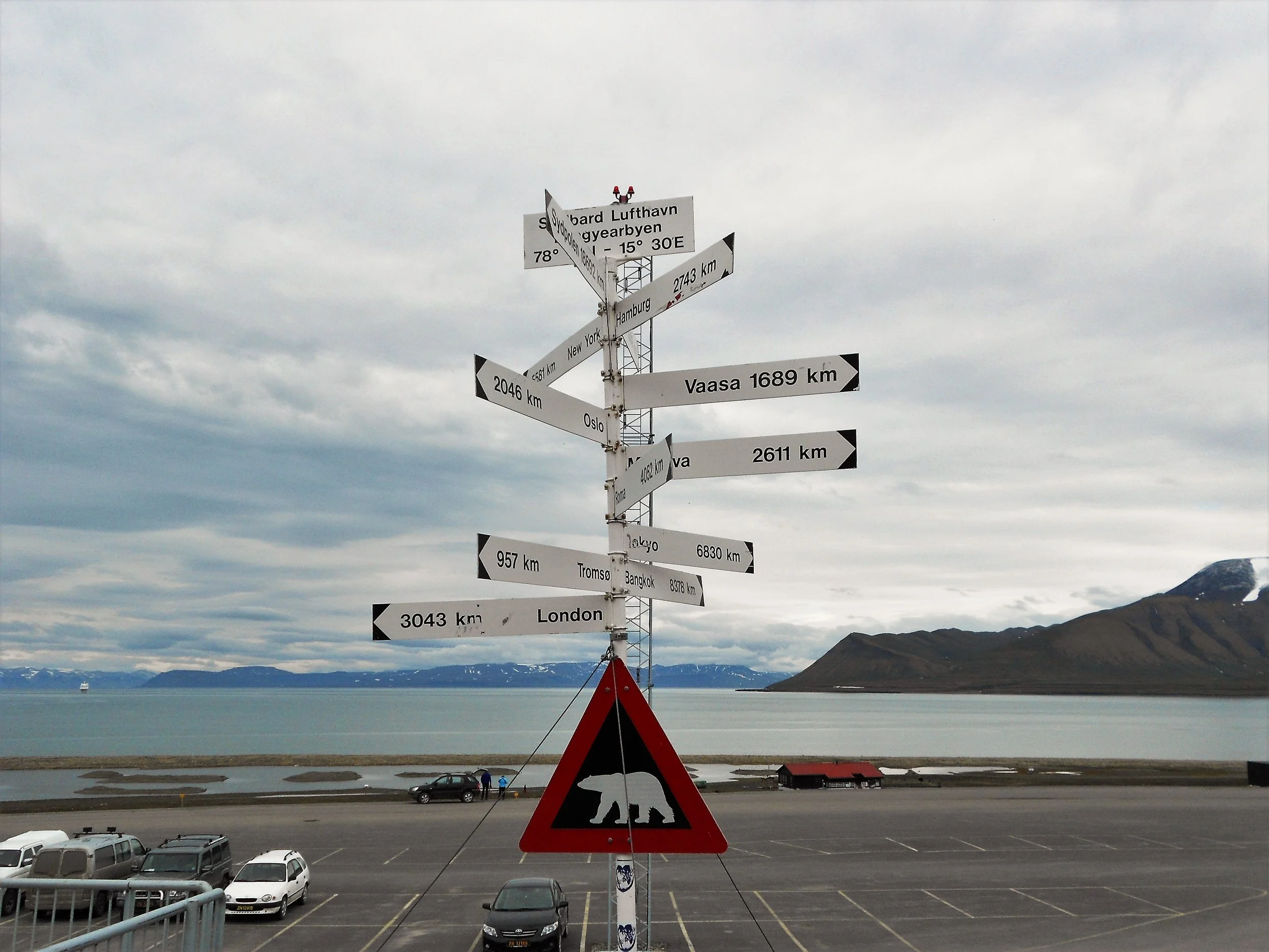 Signs pointing to other cities around the world at Svalbard Airport. Ignacio Gallego. CC BY-NC-SA 2.0.