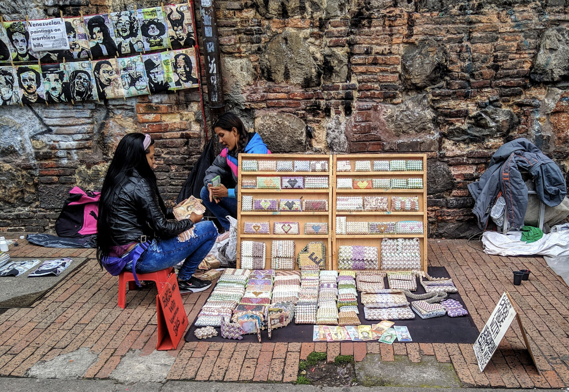 Venezuelan refugees selling crafts made of Venezuelan cash in Colombia. Reg Natarajan. CC BY 2.0.