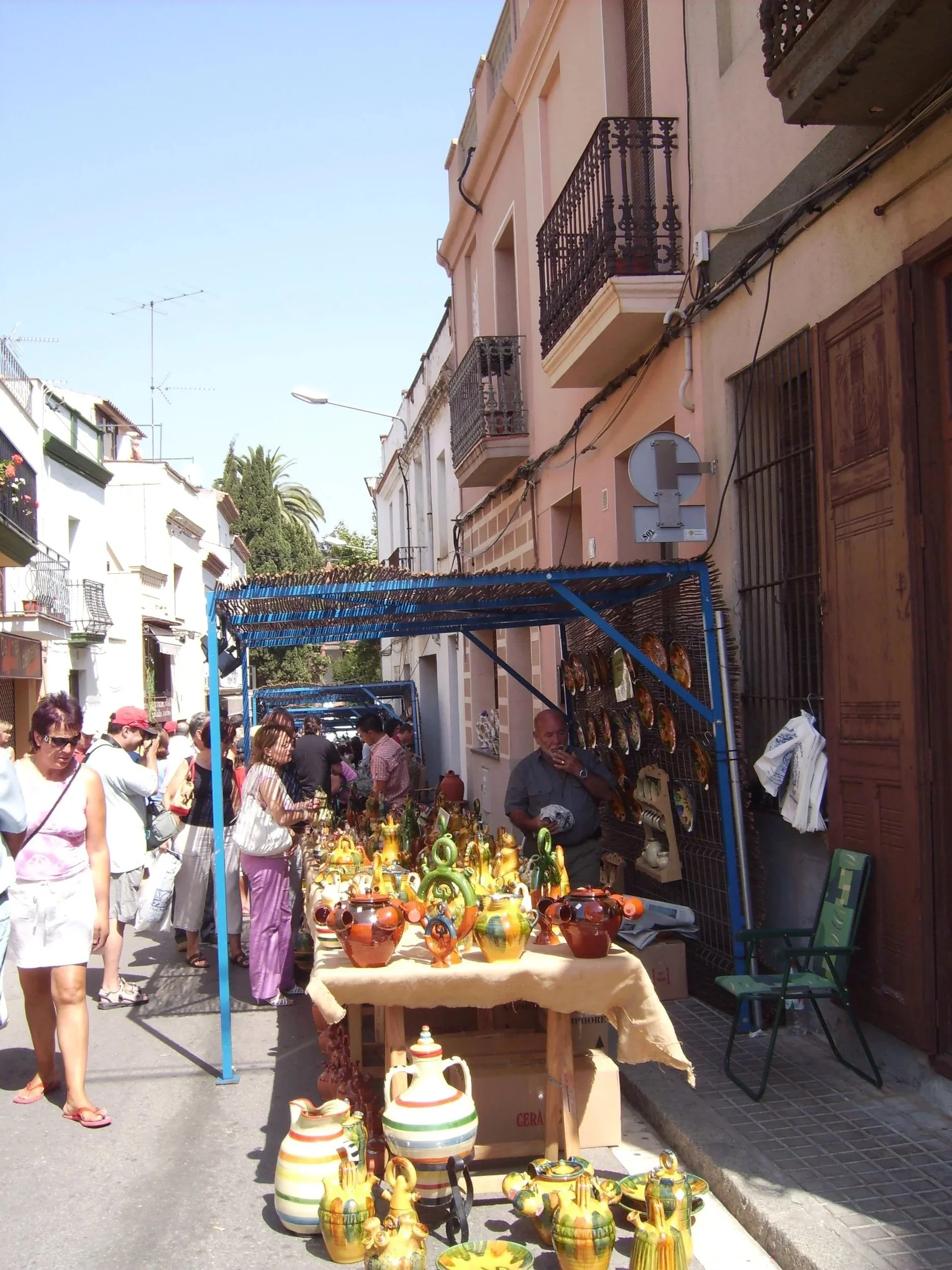 A vendor selling water vessels and pottery during Argilla Argentona. Toni Hermoso Pulido.