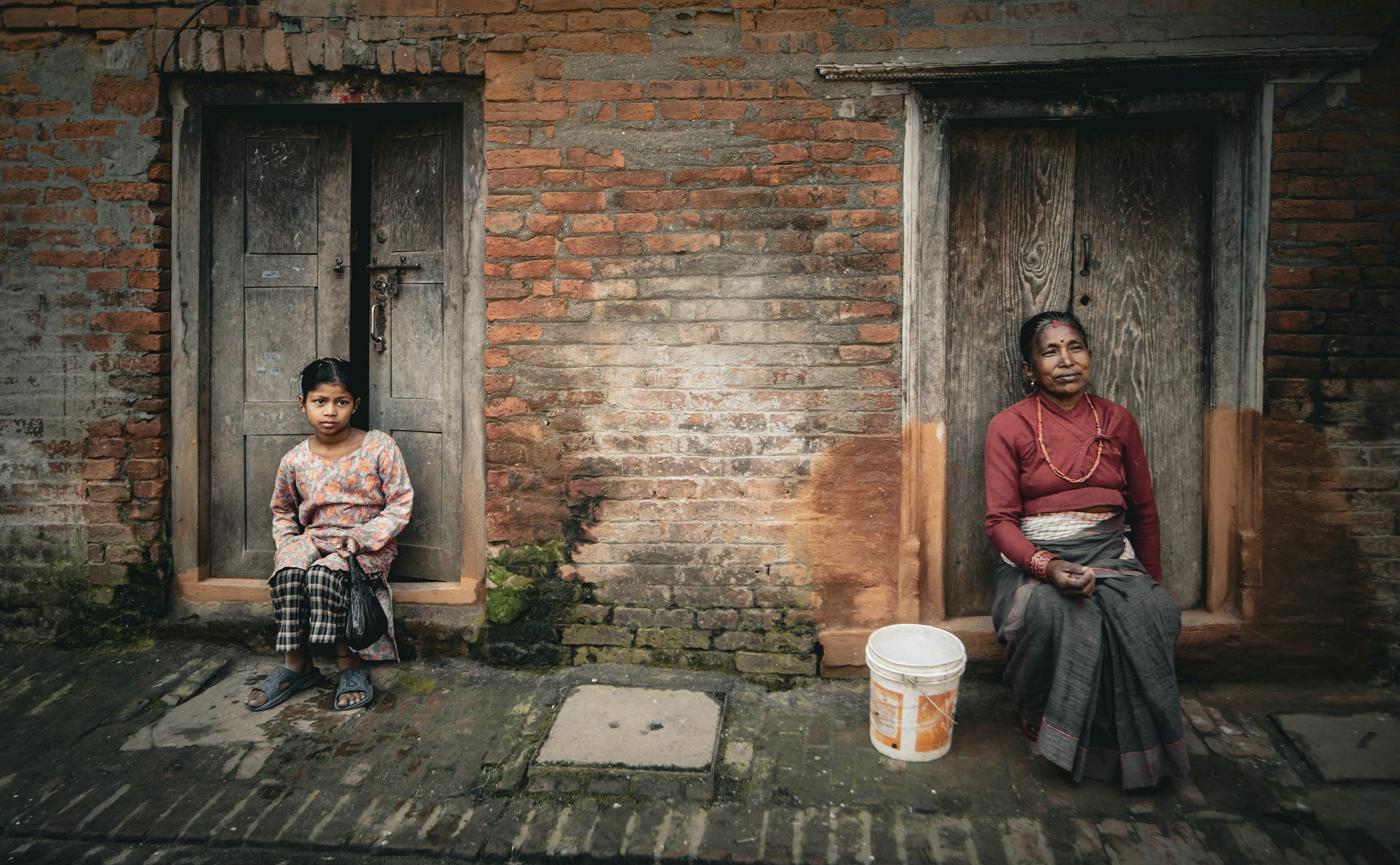 Nepalese woman and girl. Mehmet Turgut Kirkgoz. Pexels.
