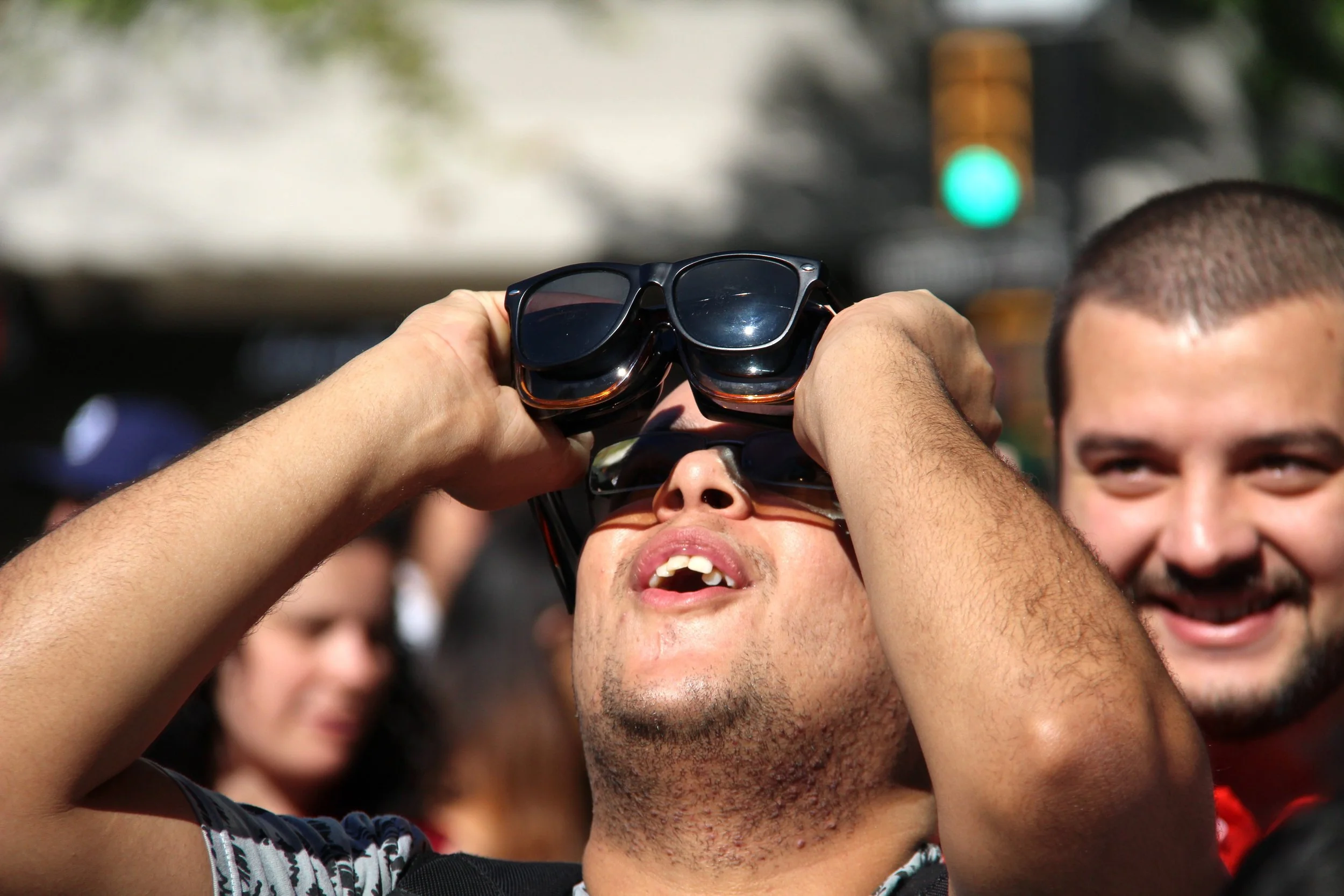 Solar eclipse viewers. Sima Ghaffarzadeh. Pixabay.