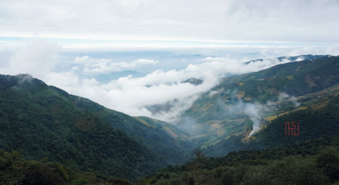 Clouds between mountains from Windy Peak in Ta Xua. NKSTTSSHNVN. CC BY-SA 4.0.