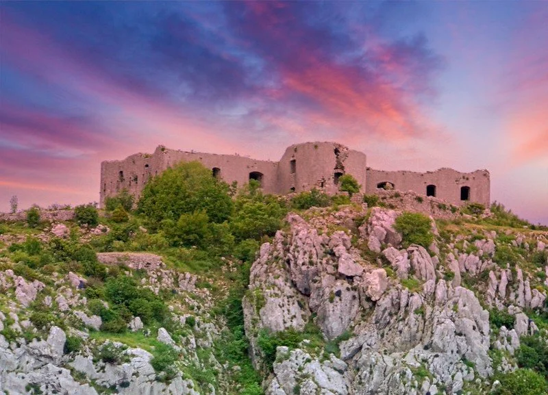 An Austrian fortress along the cliffside. Dennis Jarvis. CC BY 2.0.