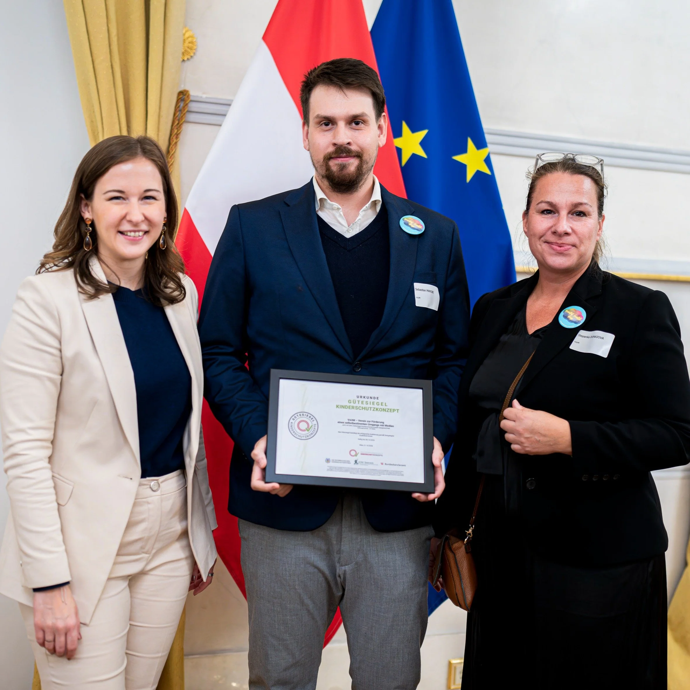 Gestern wurde unseren beiden Kinderschutzbeauftragen Stepanka Dunajova und Sebastian Marboe von Bundesministerin Claudia Bauer das G&uuml;tesiegel Kinderschutzkonzept &uuml;bergeben! 🎉

Wir haben unser Kinderschutzkonzept - zu finden auf unserer Web