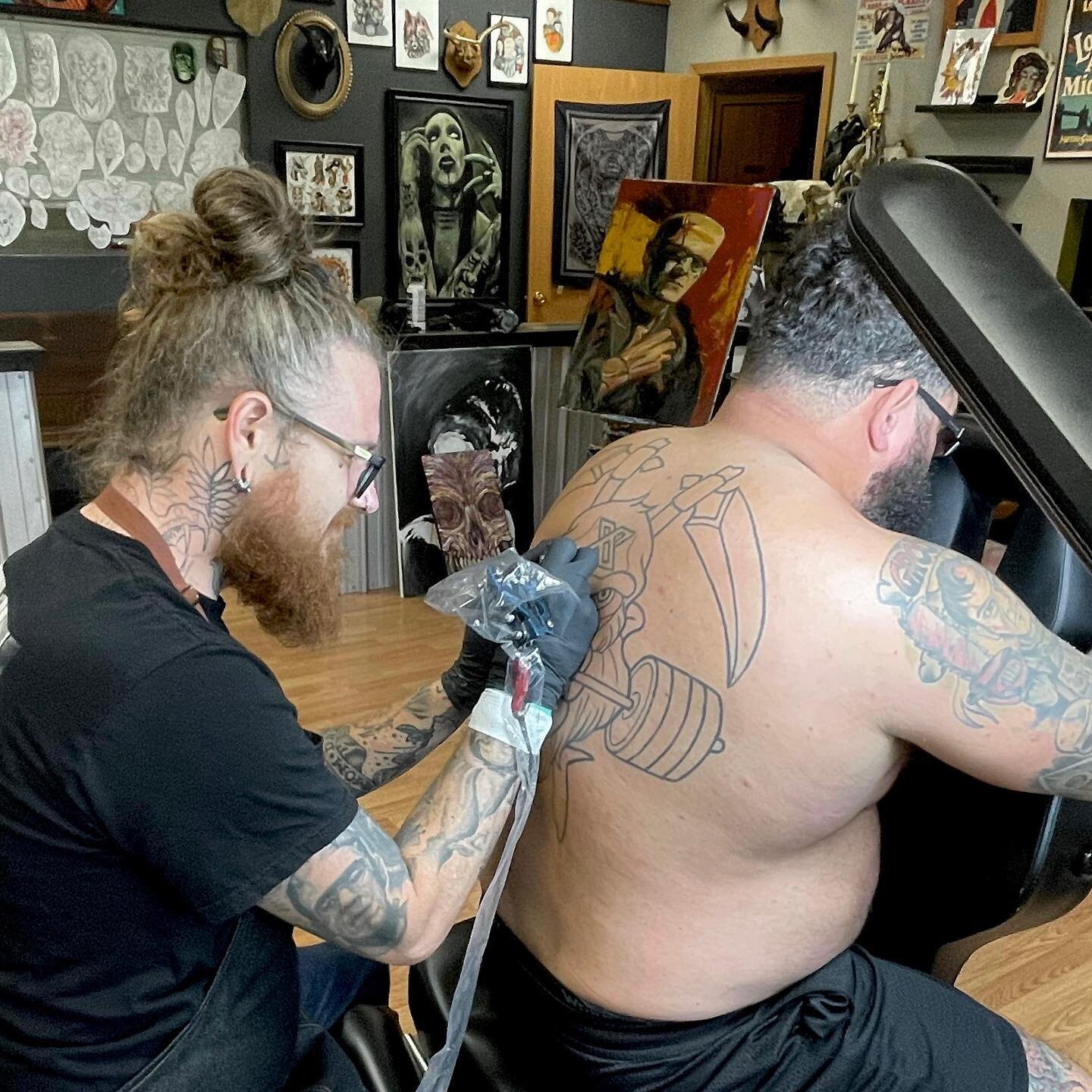 Got to hangout with my BFF @harambess and work on his big ol back tatty! @snakeoiltattoo @combess_barbell #kentuckytattooers  #gorillatattoo