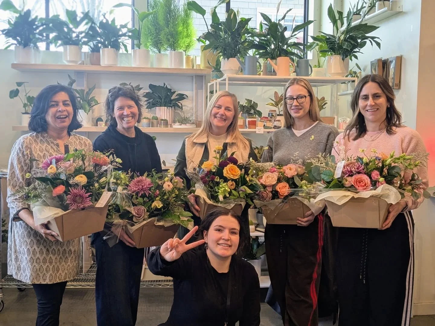 Class time ! 👩&zwj;🏫🍎 

Once a month Cedarhouse Flowers hosts a floral design workshop , attendees are equipped with all the tools and flowers they need to make a beautiful arrangement!

Interested? Give us a call at (206) 397-3222 or sign up on o