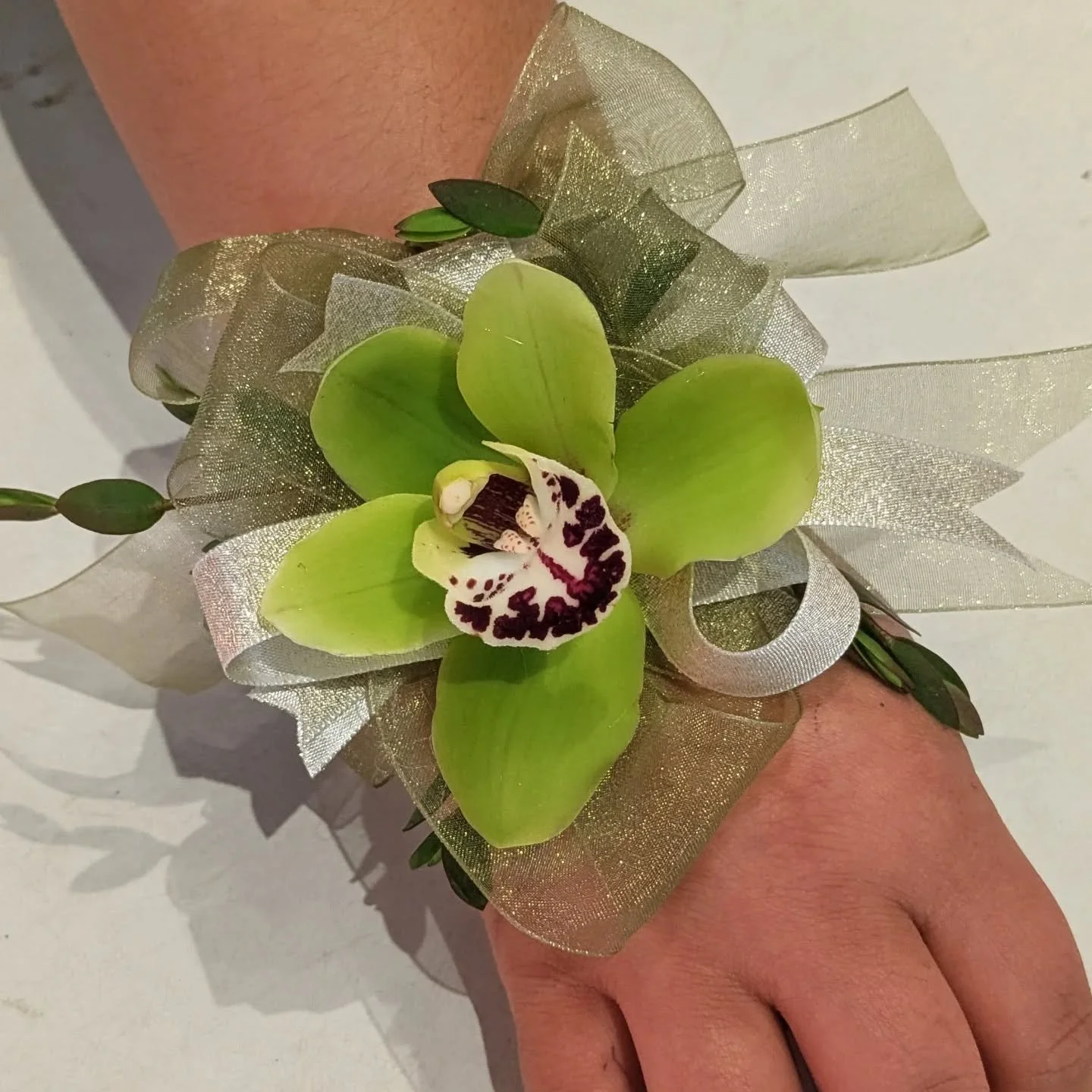 Corsages, boutonnieres... Prom is here !! Get yours now 😉 

@morsflowers