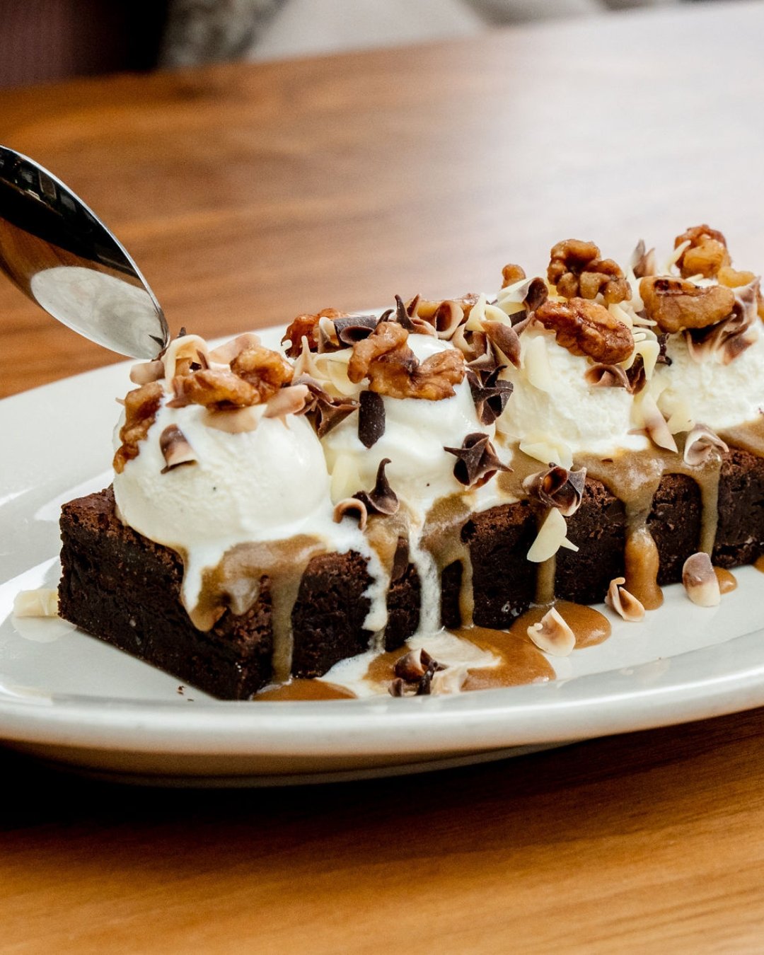 One bite and you'll be addicted🤎🍨

Our house made Super Fudge Brownie with vanilla bean ice cream, candied walnuts, &amp; shaved chocolate.

#BrownsSocialhouse #FudgeBrownie #DessertLovers #SweetTreats #DessertTime