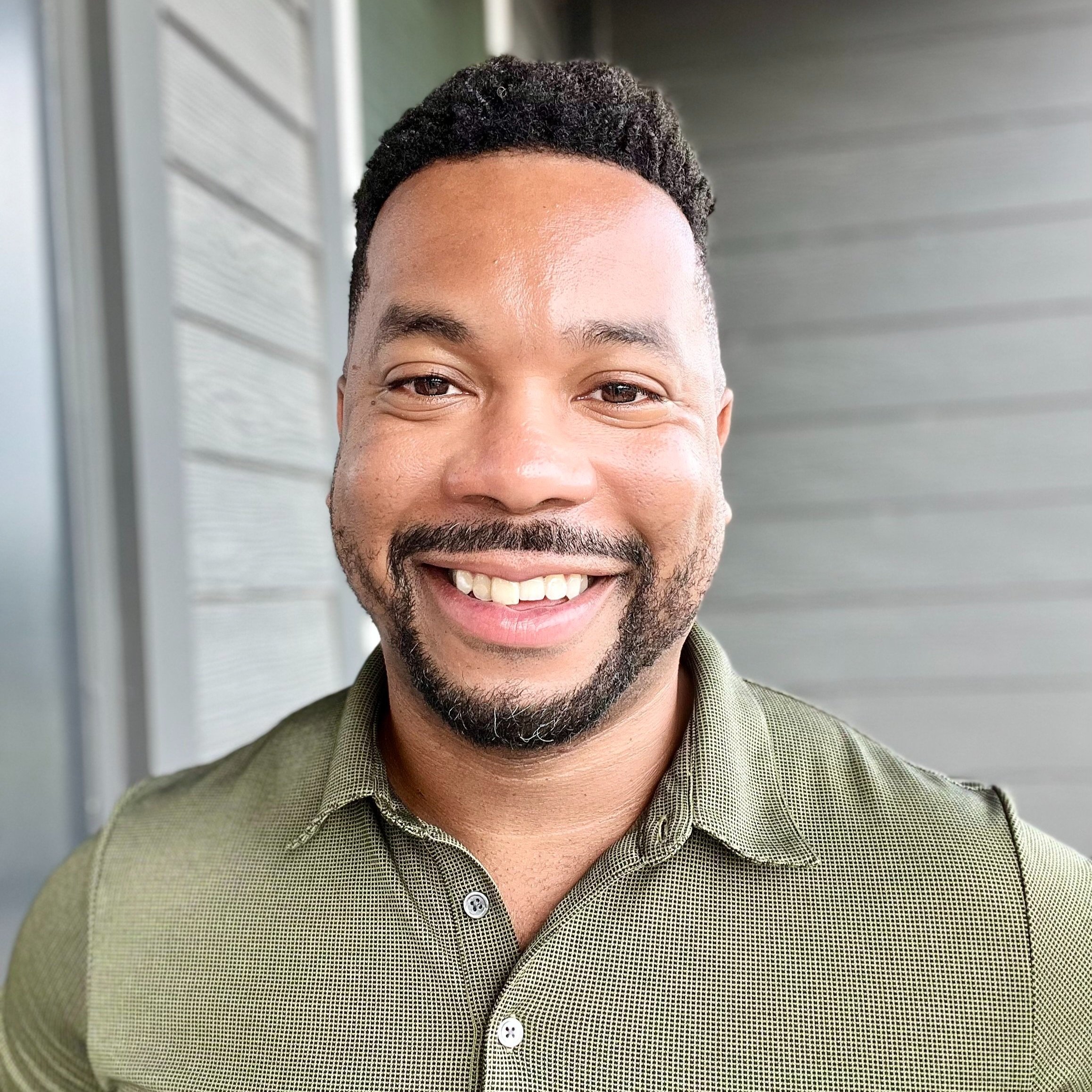 Travers headshot 1.jpg