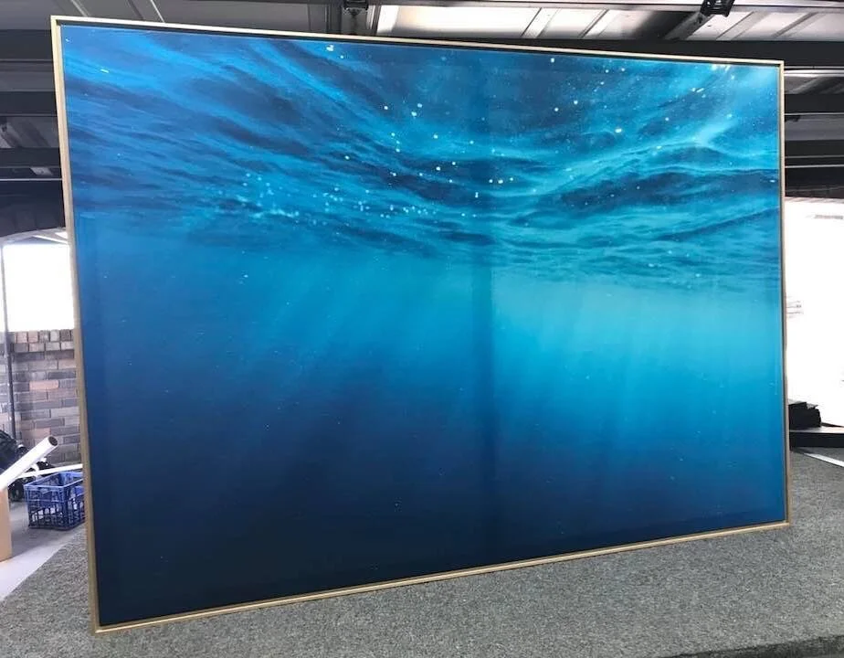 Beautifully balanced underwater shot by @lanewayprints .
.
.
.
#framinghell #lanewayprints #photography #water #underwaterphotography #waterart #oceanart #calming #blueforever #sunbeams #stretchedcanvas #oakfloatingframe #australia #oceanheals #custo