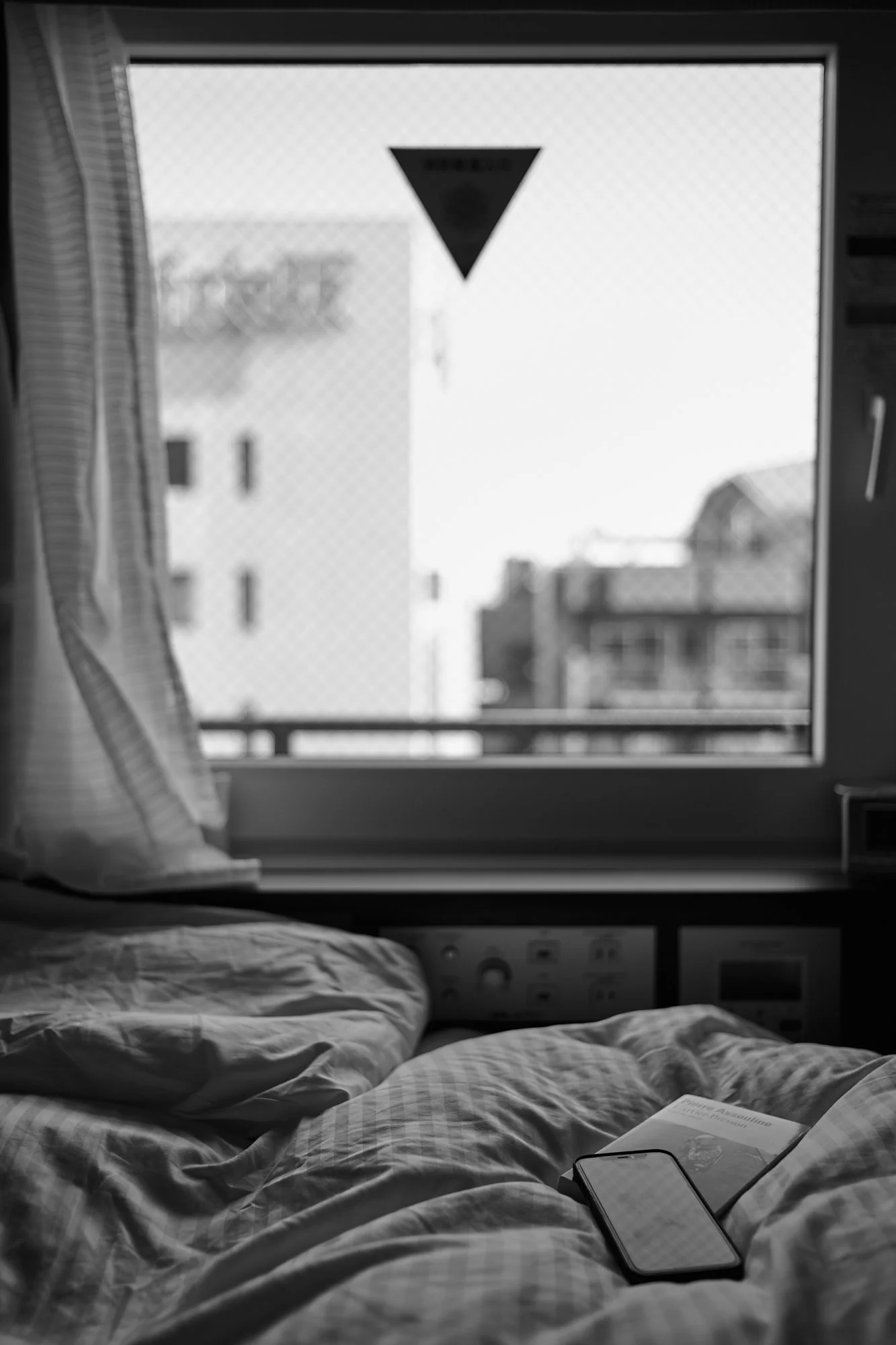 Photograph of a quarantine hotel room in Osaka, Japan by Xavier Andujar.