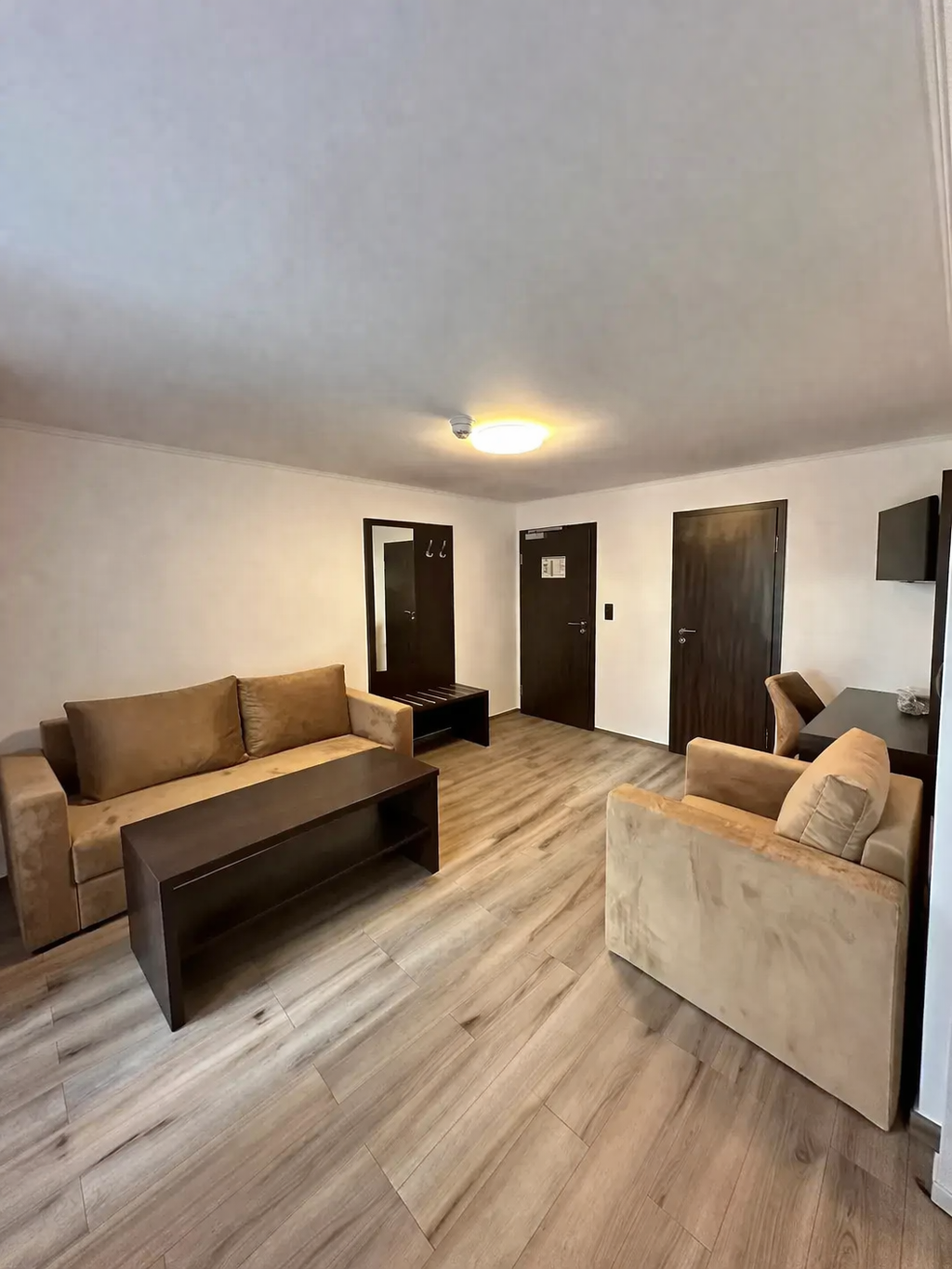 Zimmer roter Teppich 1 - Laminat beige.png