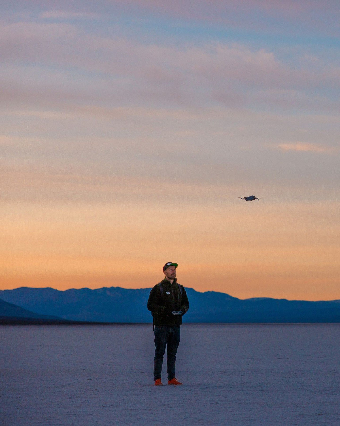 Sunrise at Badwater Salt Flats, Death Valley, California. Just insanely incredible.

@feffekaufmann and I decided to cross the whole thing by foot. And after walking towards the mountains on the other side for about 40 minutes, they didn't at all app