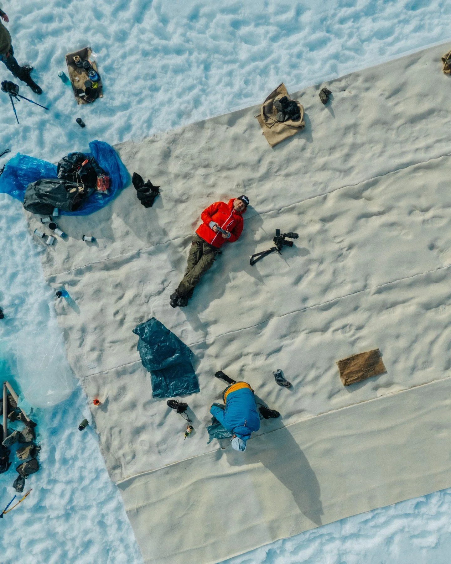 Not freezing on top of the Glacier because I have an awesome woolblanket under my butt.

@glaciarfilten