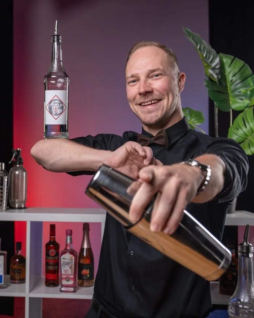 baarimestari temppuilee baarissa, flairtending